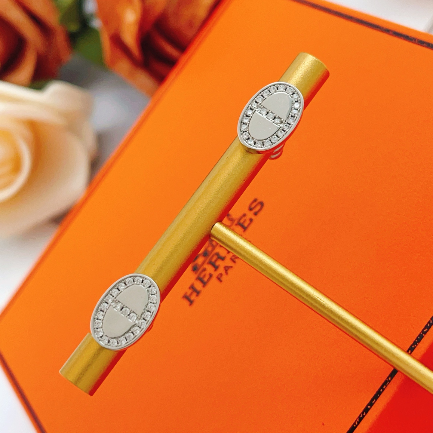 p95
爱马仕He@mes最新款🆕🆕银色猪鼻子耳钉 一致ZP黄铜材质，非常的上镜‼️设计很特别值得入手🔥高级手工坊系列