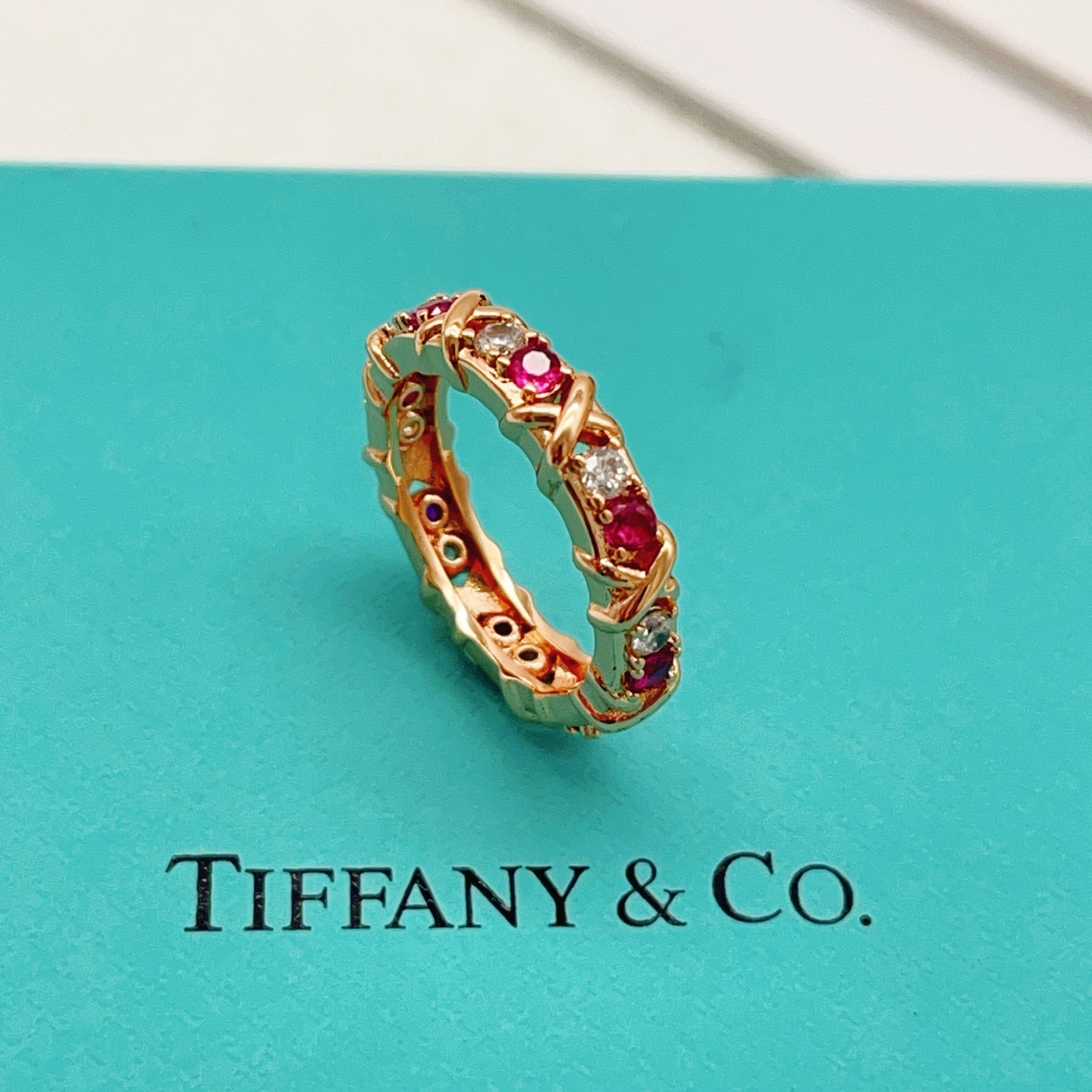 Tiffany & Co. Tiffany*帝芙尼最新款，非常的上镜‼ 设计很特别值得入手 高级手工坊系列