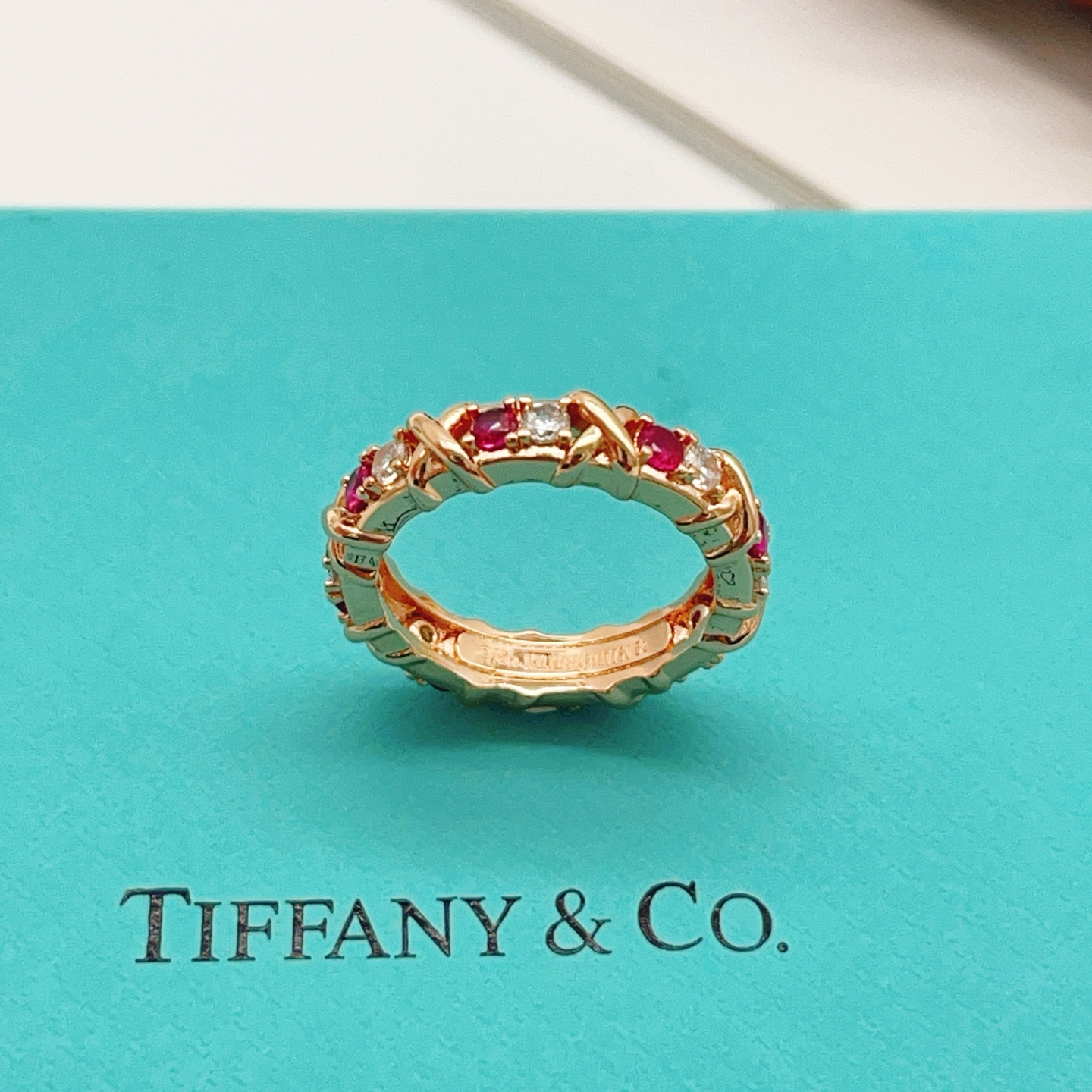 Tiffany & Co. Tiffany*帝芙尼最新款，非常的上镜‼ 设计很特别值得入手 高级手工坊系列