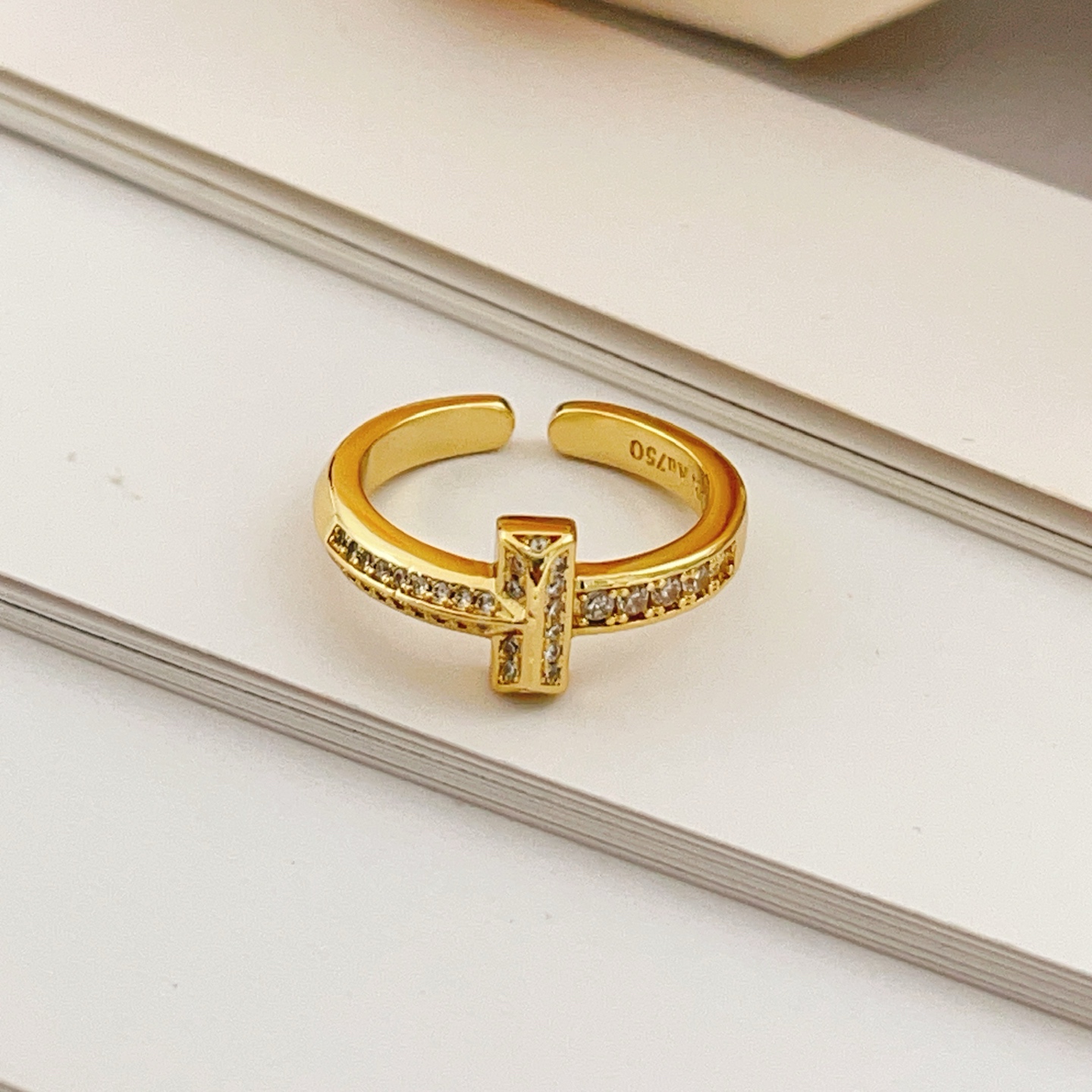 Tiffany & Co. Tiffany*帝芙尼最新款，非常的上镜‼ 设计很特别值得入手 高级手工坊系列
