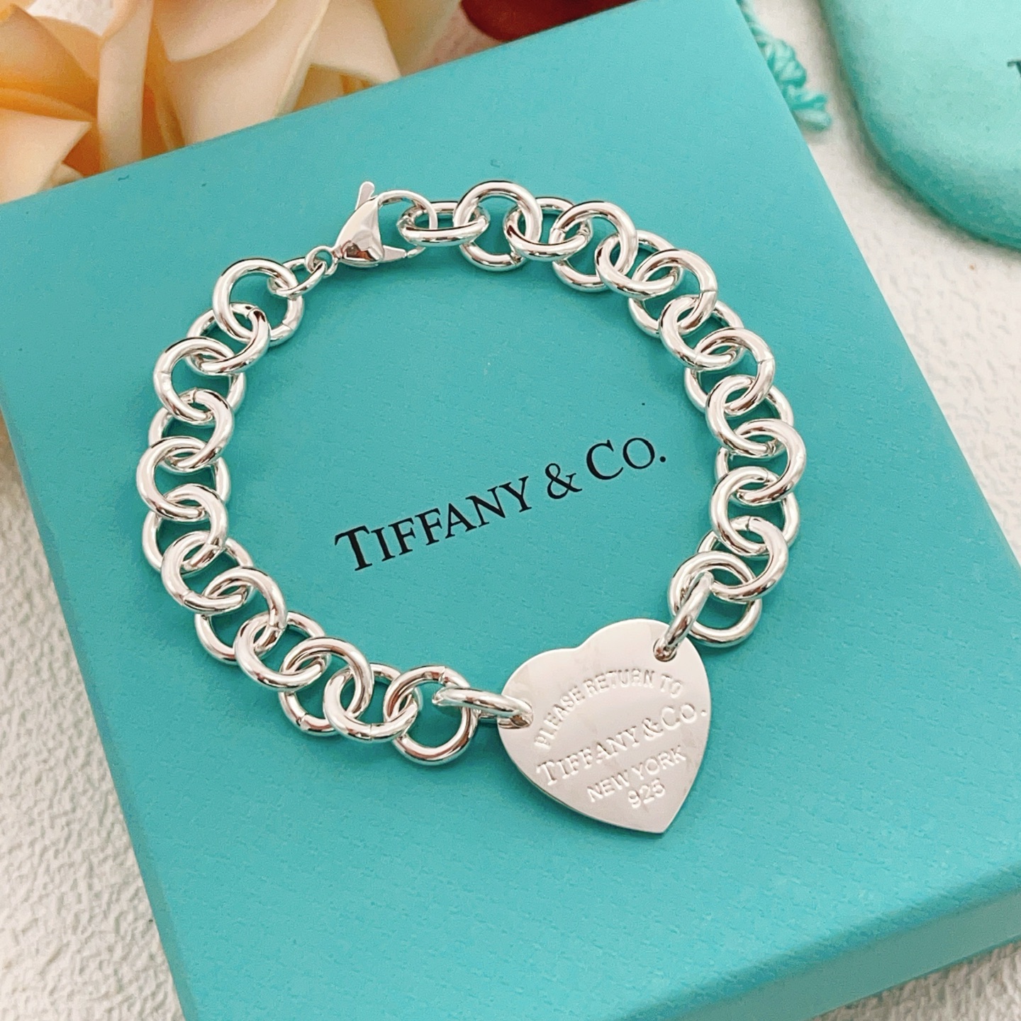 【Tiffany*帝芙尼最新款🆕🆕银色光面爱心手链】一致官网黄铜材质，非常的上镜‼️设计很特别值得入手。