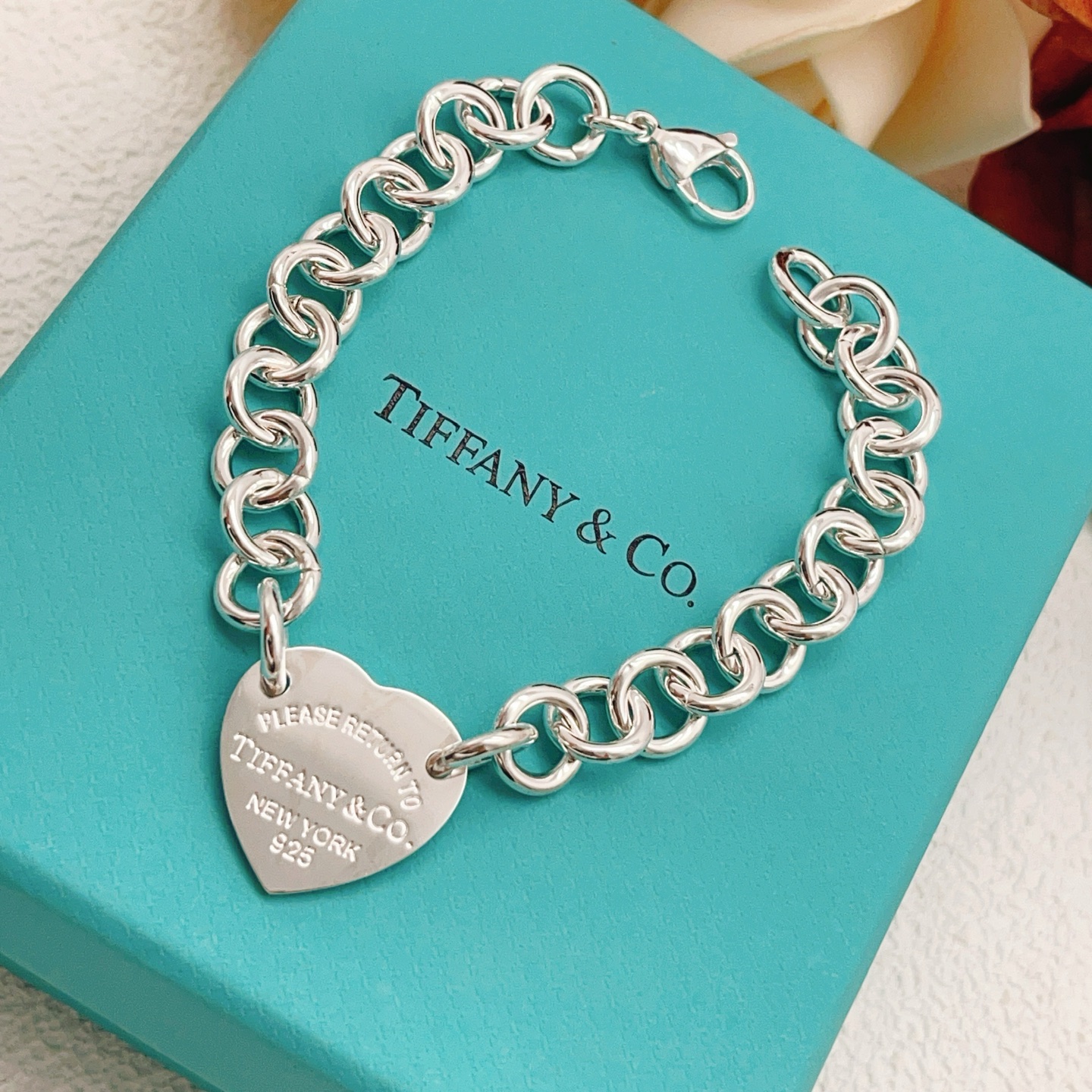 【Tiffany*帝芙尼最新款🆕🆕银色光面爱心手链】一致官网黄铜材质，非常的上镜‼️设计很特别值得入手。