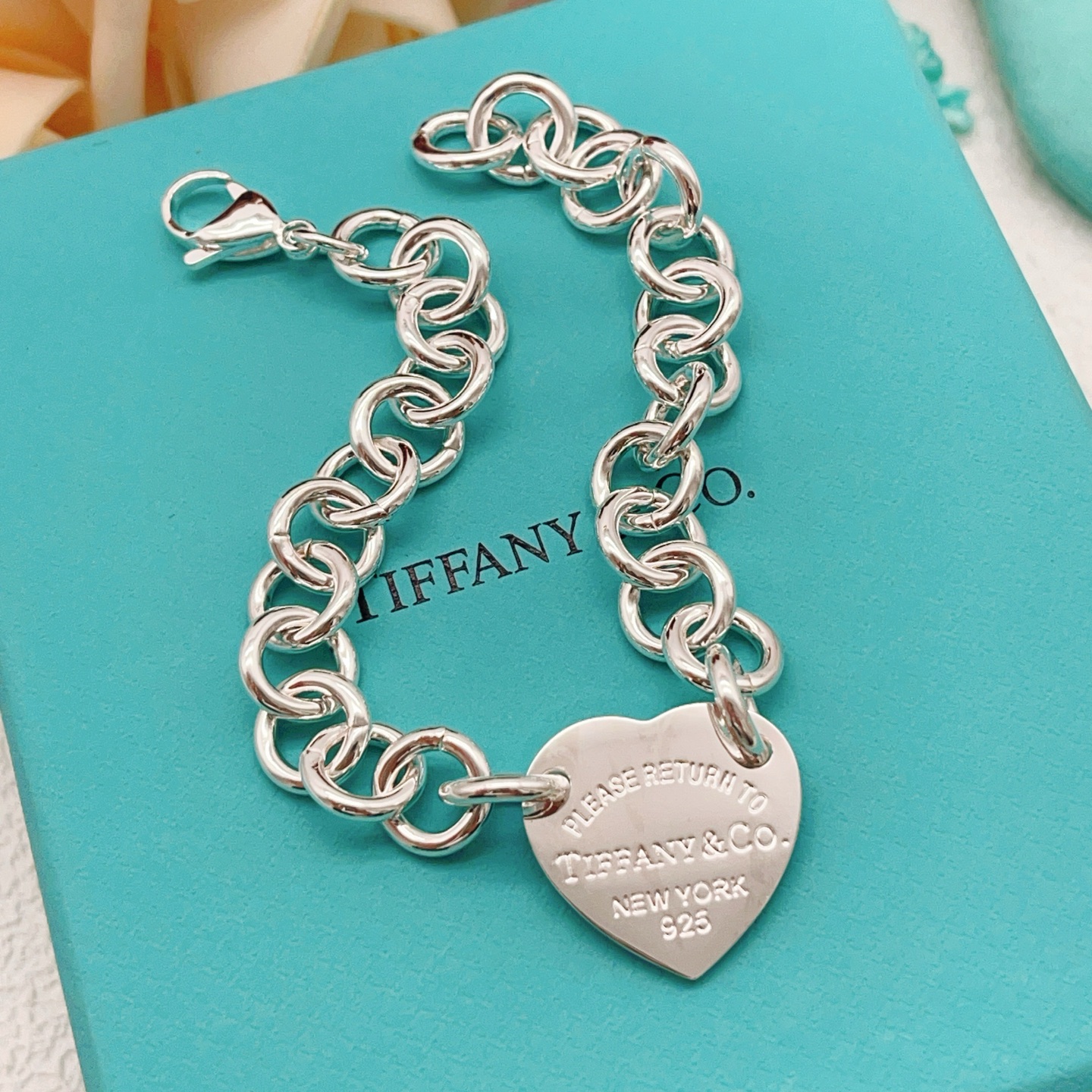 【Tiffany*帝芙尼最新款🆕🆕银色光面爱心手链】一致官网黄铜材质，非常的上镜‼️设计很特别值得入手。