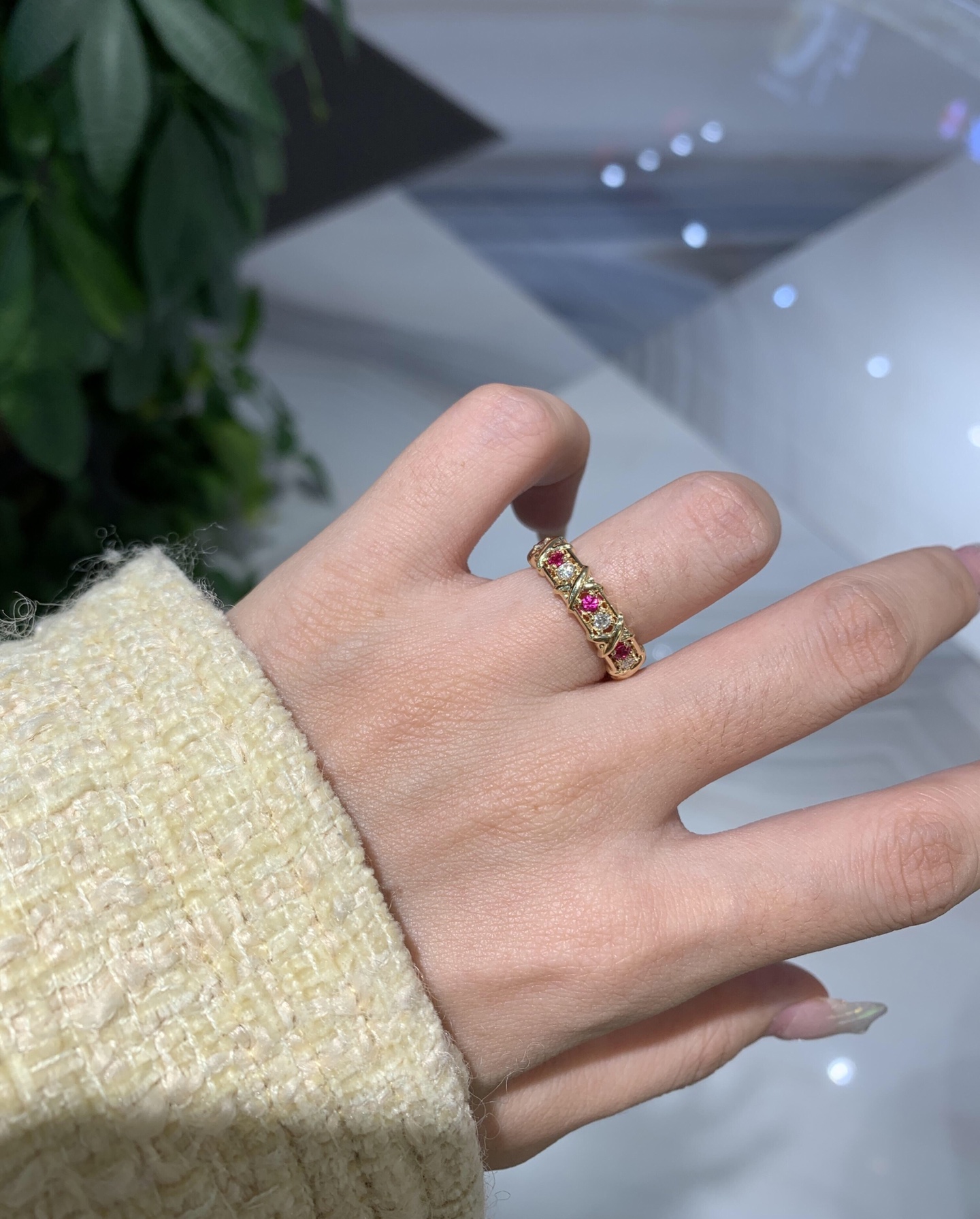 Tiffany & Co. Tiffany*帝芙尼最新款，非常的上镜‼ 设计很特别值得入手 高级手工坊系列
