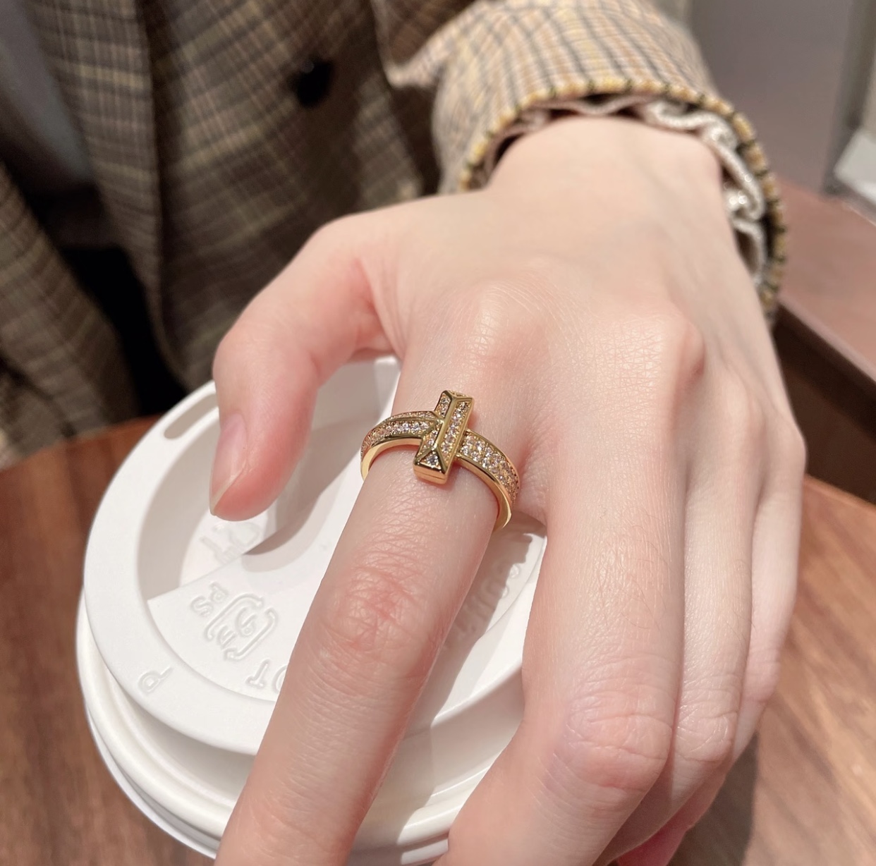 Tiffany & Co. Tiffany*帝芙尼最新款，非常的上镜‼ 设计很特别值得入手 高级手工坊系列