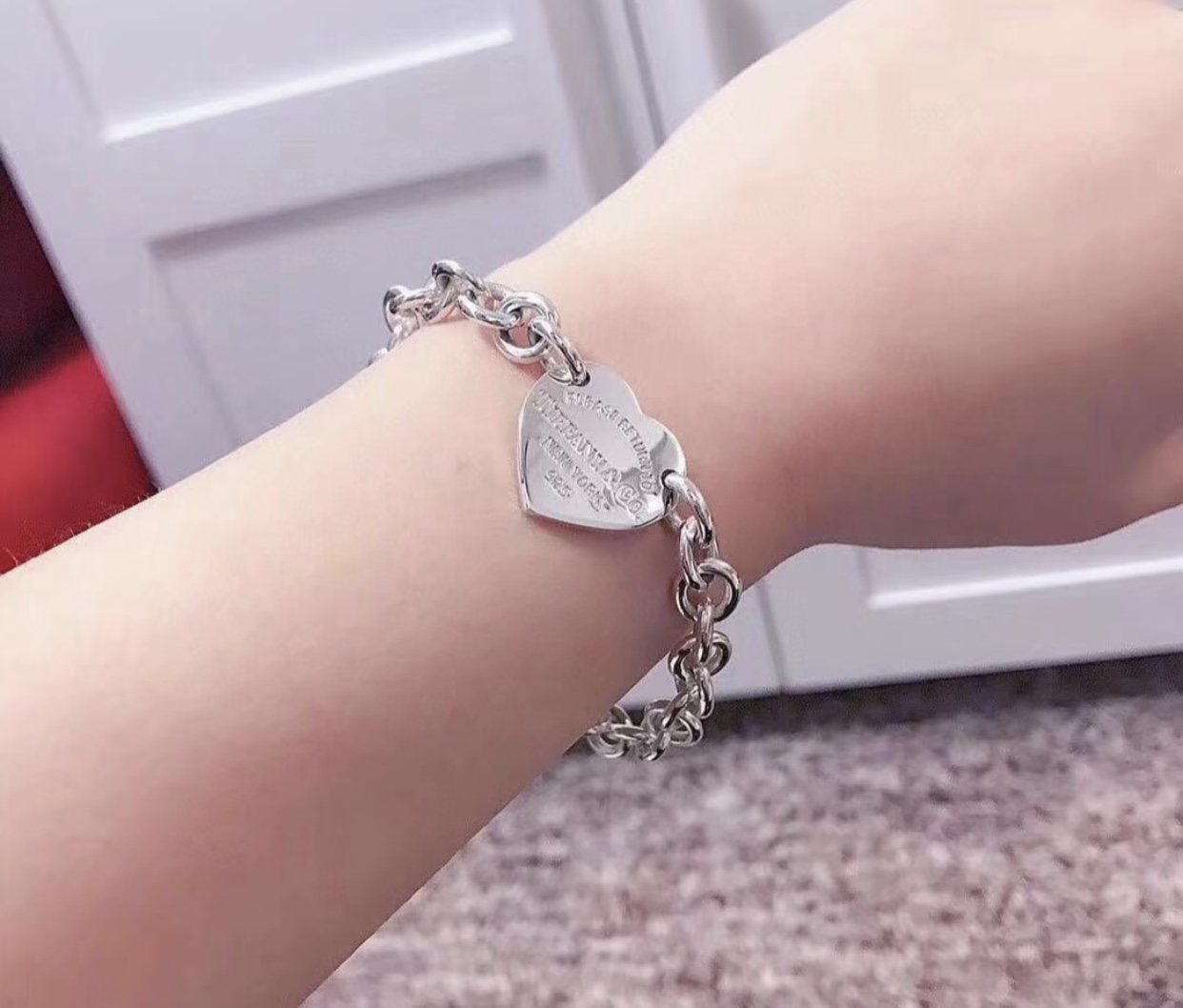 【Tiffany*帝芙尼最新款🆕🆕银色光面爱心手链】一致官网黄铜材质，非常的上镜‼️设计很特别值得入手。