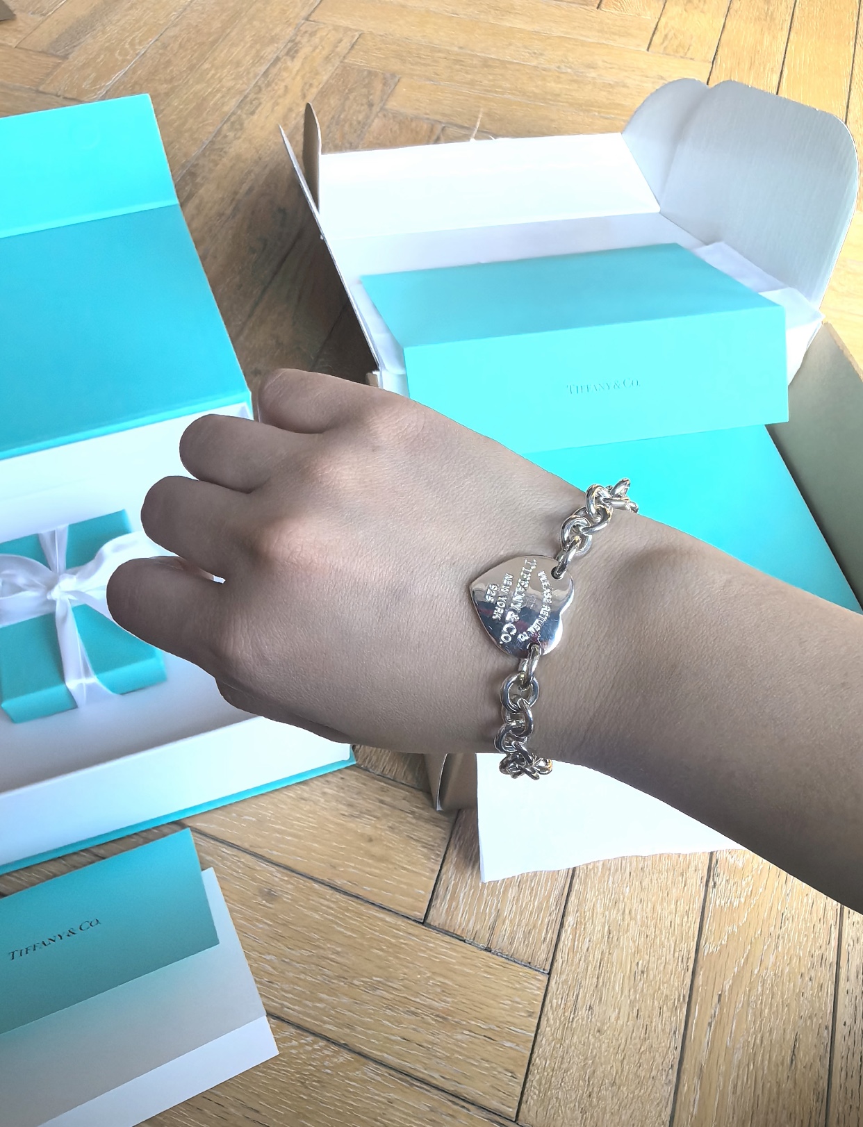 【Tiffany*帝芙尼最新款🆕🆕银色光面爱心手链】一致官网黄铜材质，非常的上镜‼️设计很特别值得入手。