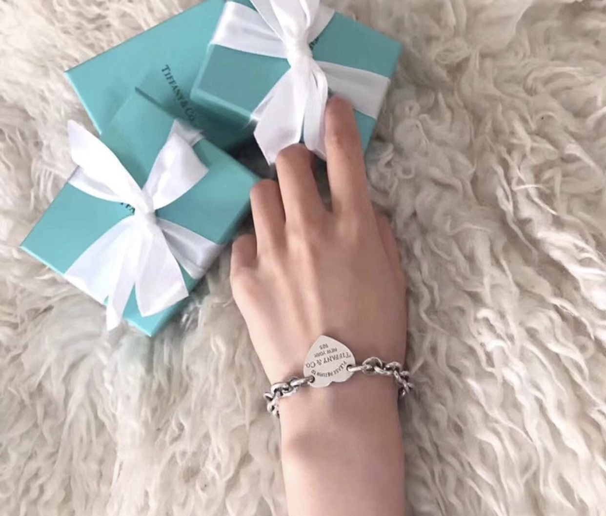 【Tiffany*帝芙尼最新款🆕🆕银色光面爱心手链】一致官网黄铜材质，非常的上镜‼️设计很特别值得入手。