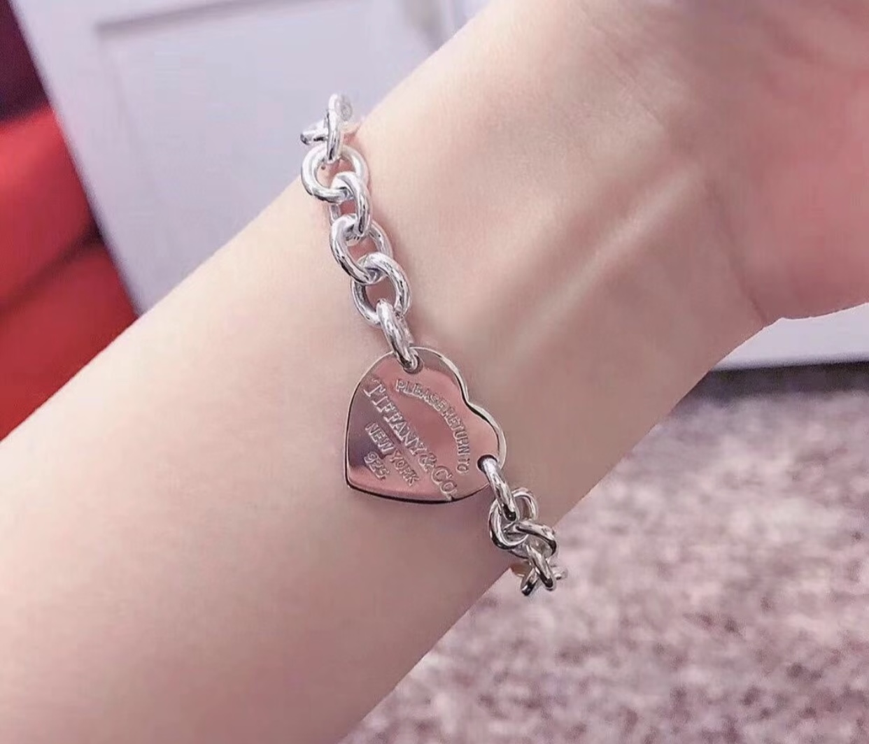 【Tiffany*帝芙尼最新款🆕🆕银色光面爱心手链】一致官网黄铜材质，非常的上镜‼️设计很特别值得入手。