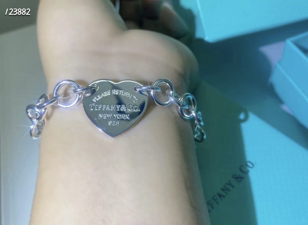 【Tiffany*帝芙尼最新款🆕🆕银色光面爱心手链】一致官网黄铜材质，非常的上镜‼️设计很特别值得入手。
