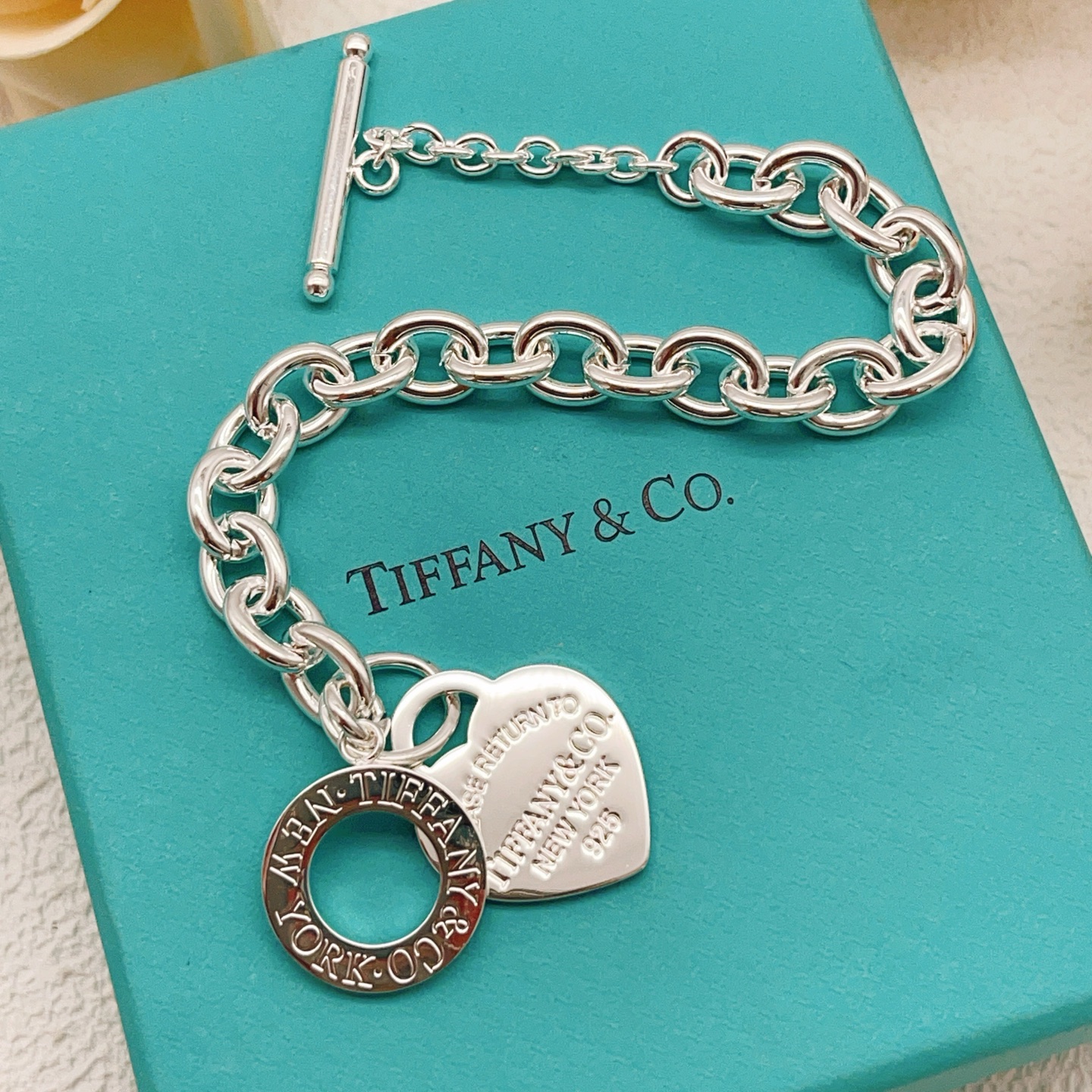 Tiffany & Co. Tiffany*帝芙尼最新款，非常的上镜‼ 设计很特别值得入手 高级手工坊系列