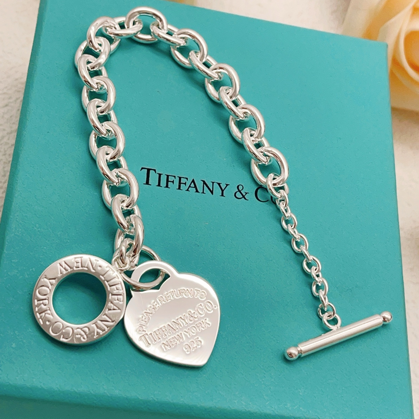 Tiffany & Co. Tiffany*帝芙尼最新款，非常的上镜‼ 设计很特别值得入手 高级手工坊系列