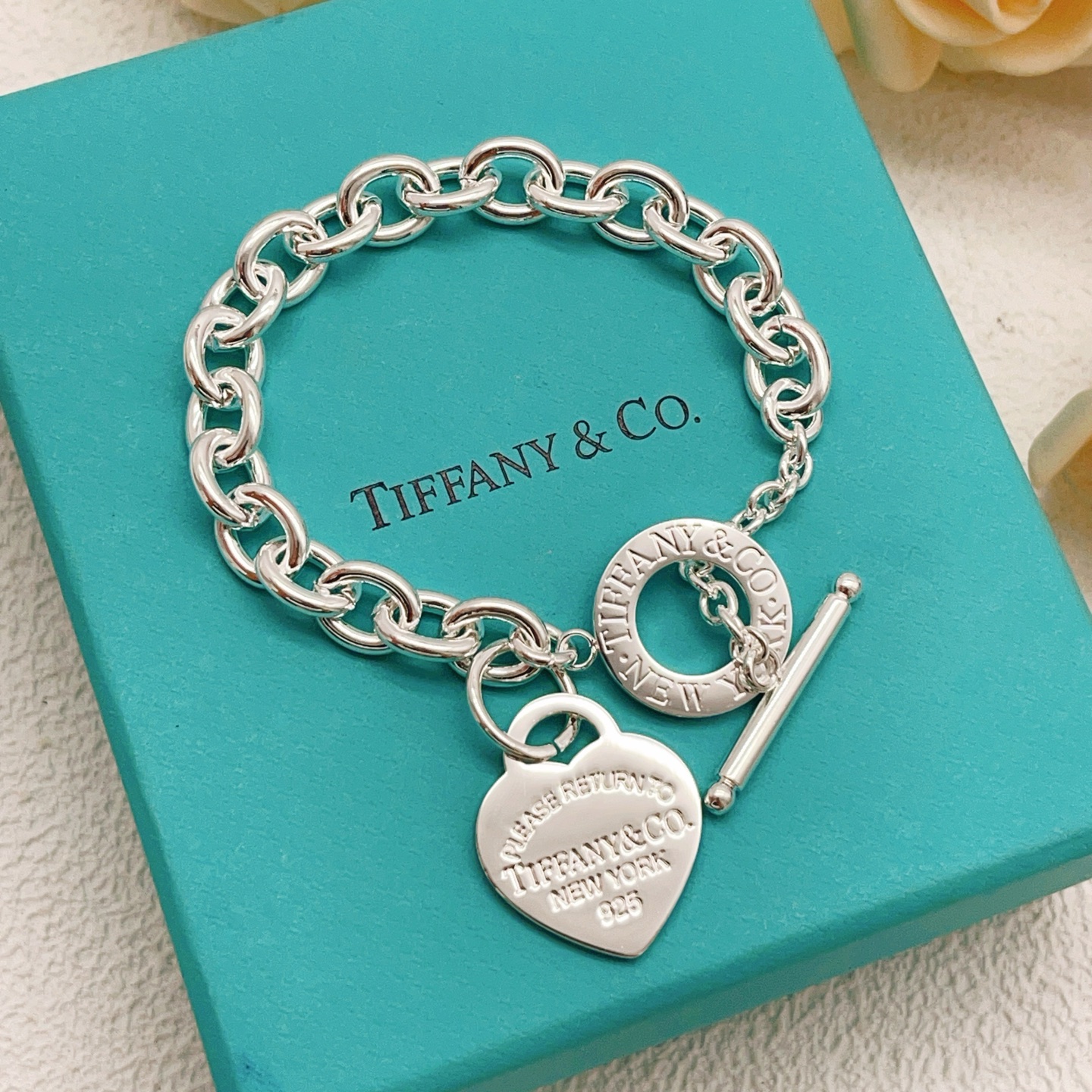 Tiffany & Co. Tiffany*帝芙尼最新款，非常的上镜‼ 设计很特别值得入手 高级手工坊系列