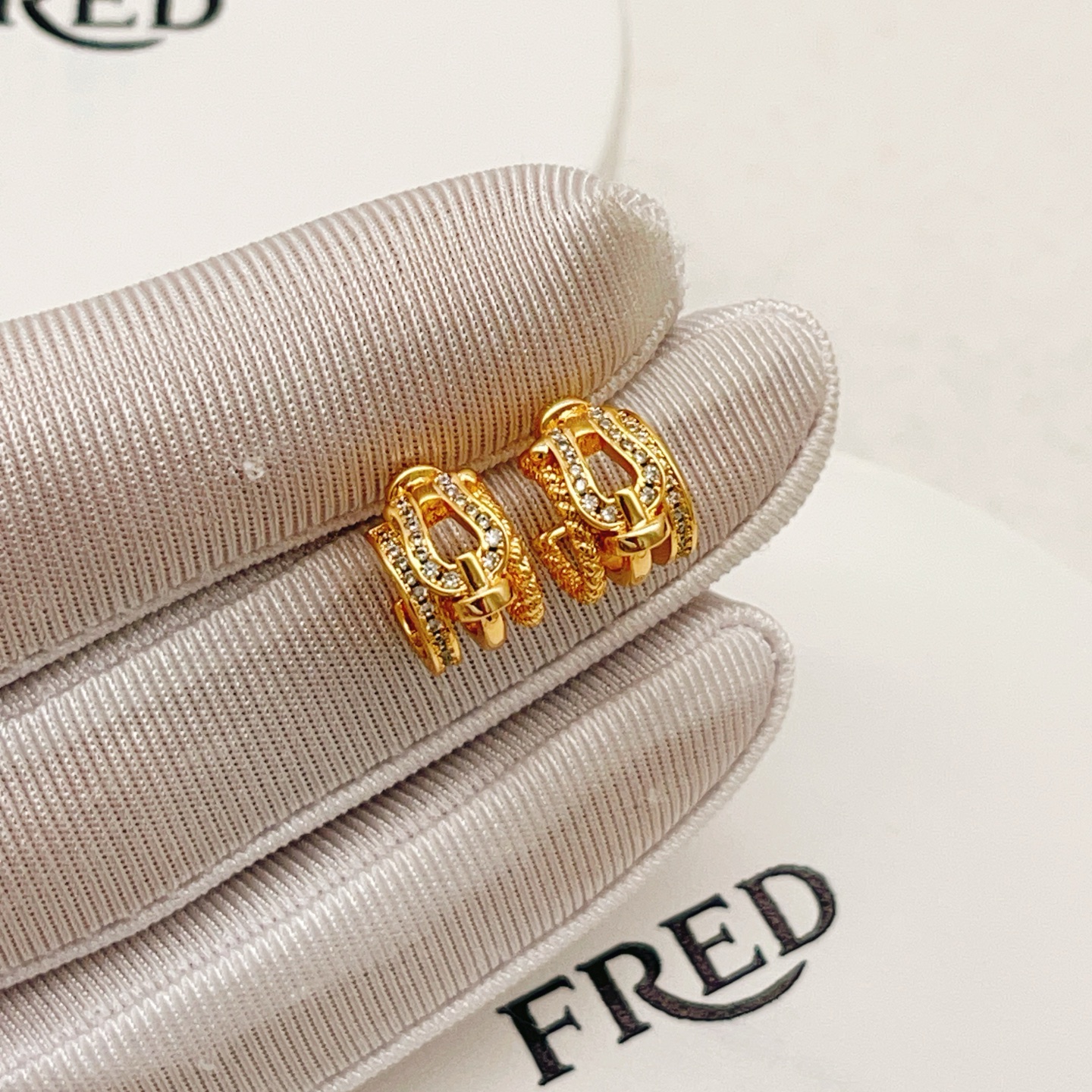 【FRDE最新款🆕🆕金色马蹄扣耳钉】一致官网黄铜材质，非常的上镜‼️设计很特别值得入手。高级手工坊系列