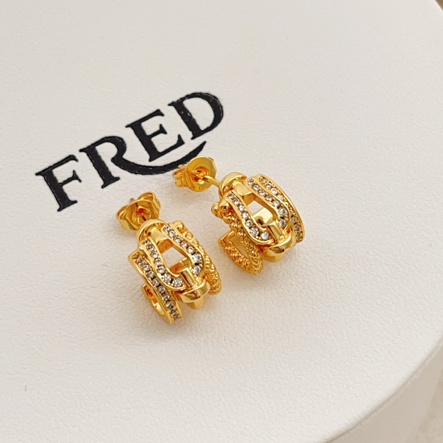 【FRDE最新款🆕🆕金色马蹄扣耳钉】一致官网黄铜材质，非常的上镜‼️设计很特别值得入手。高级手工坊系列
