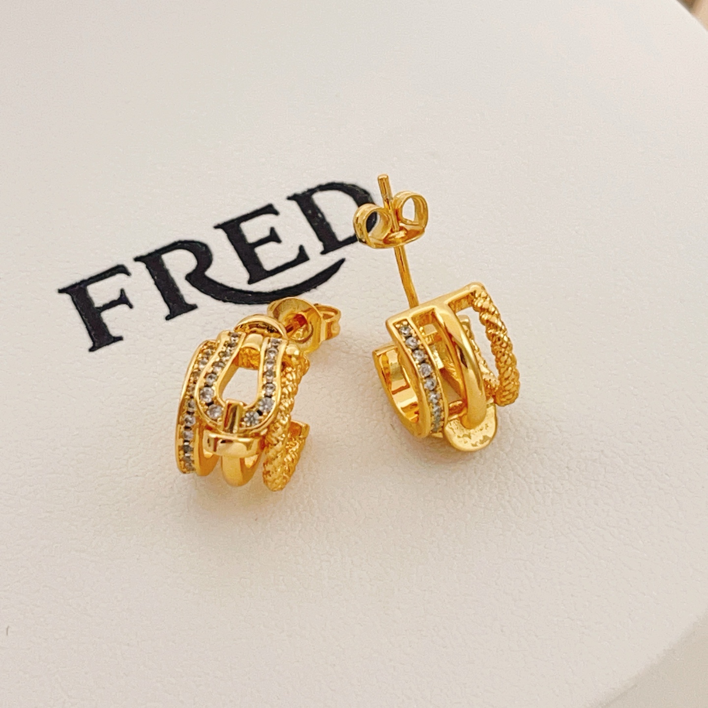 【FRDE最新款🆕🆕金色马蹄扣耳钉】一致官网黄铜材质，非常的上镜‼️设计很特别值得入手。高级手工坊系列