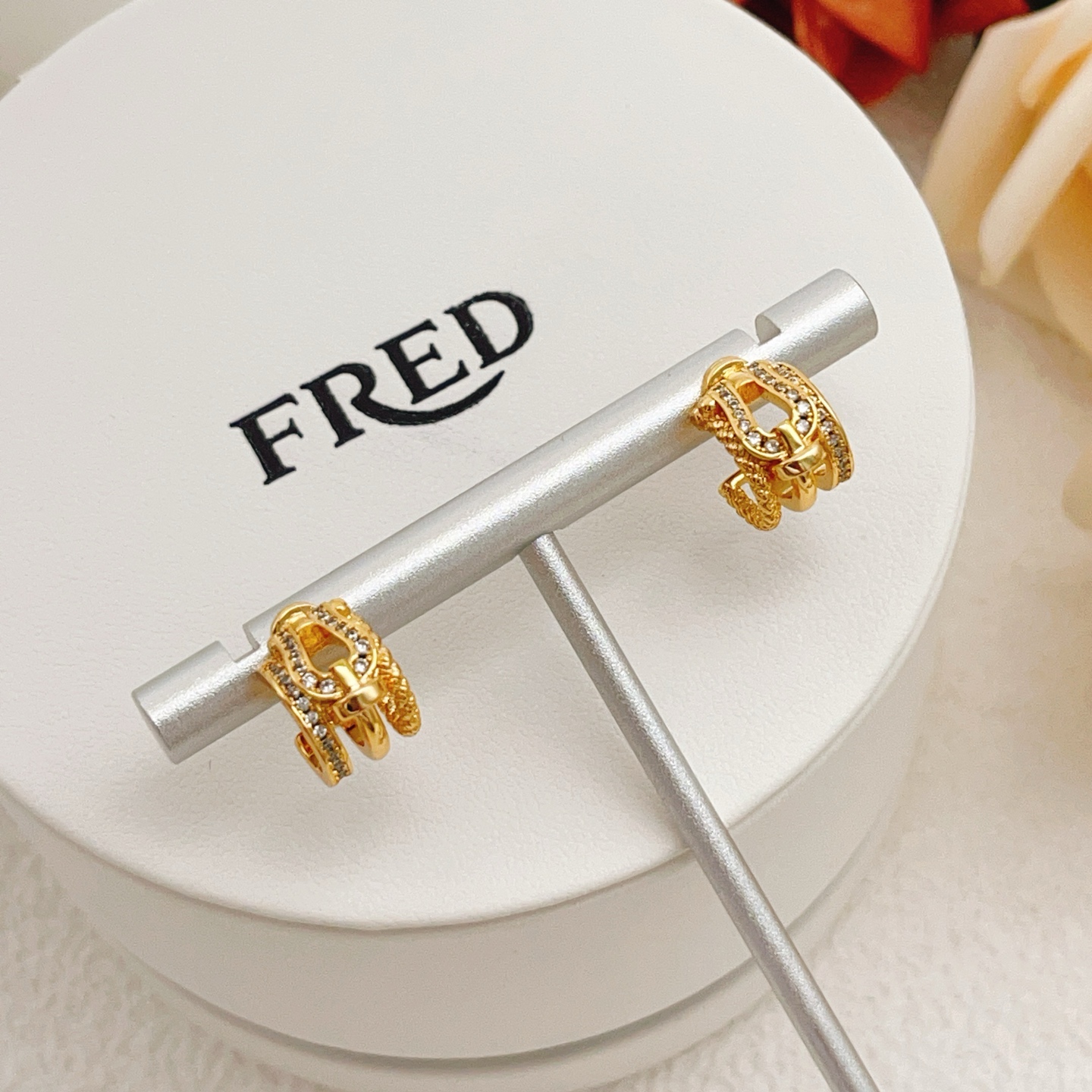 【FRDE最新款🆕🆕金色马蹄扣耳钉】一致官网黄铜材质，非常的上镜‼️设计很特别值得入手。高级手工坊系列