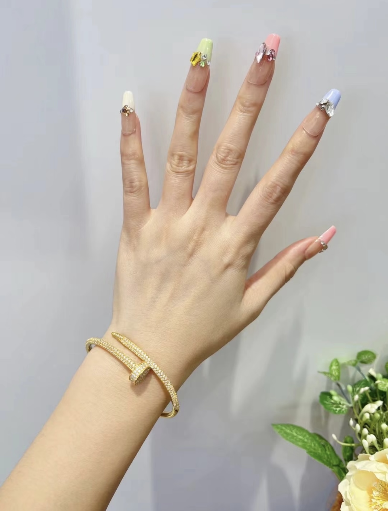 KZ021银色KZ022玫瑰金KZ023金色大小尺寸:17均码【Cartie*最新款🆕🆕三色镶钻钉子手镯 KZ021银色KZ022玫瑰金KZ023金色大小尺寸:17均码【Cartie*最新款🆕🆕三色镶钻钉子手镯