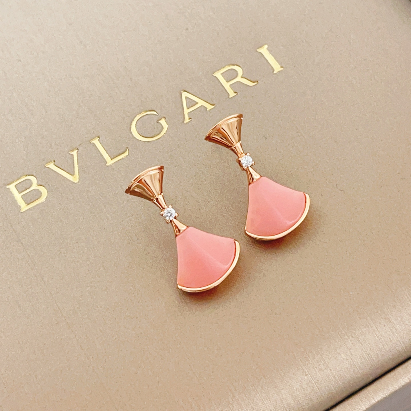 Bvlgari BVLGARI最新款，非常的上镜‼ 设计很特别值得入手 高级手工坊系列
