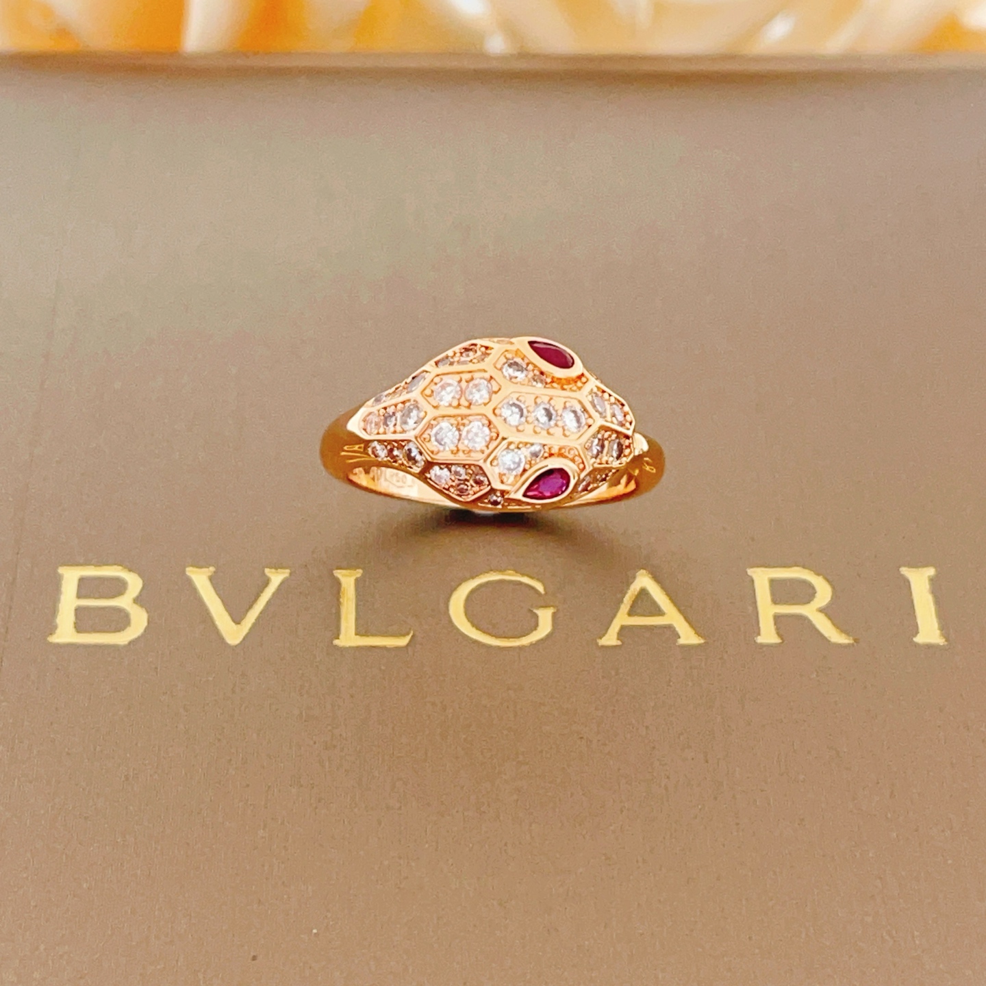 Bvlgari BVLGARI最新款，非常的上镜‼ 设计很特别值得入手 高级手工坊系列