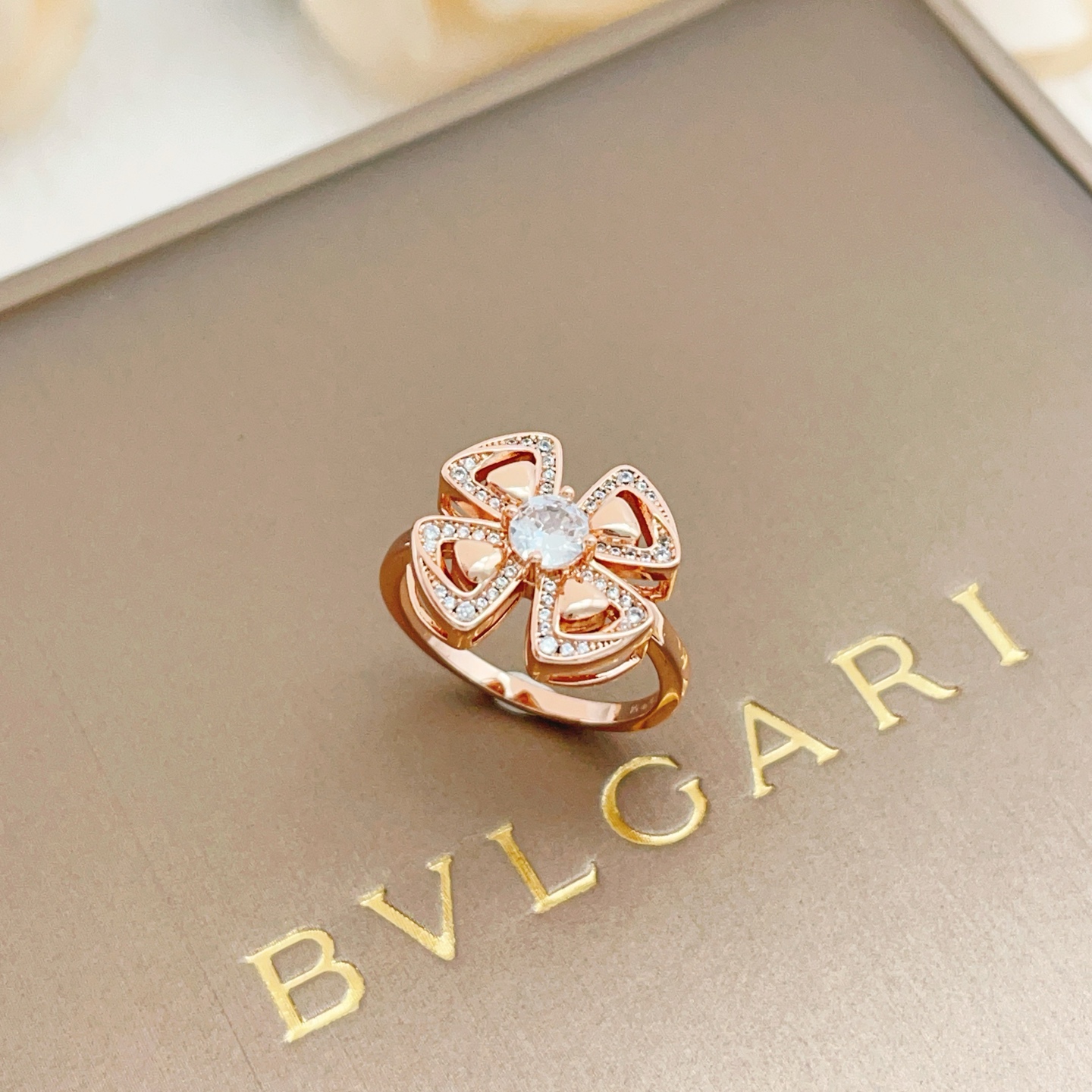 Bvlgari BVLGARI最新款，非常的上镜‼ 设计很特别值得入手 高级手工坊系列