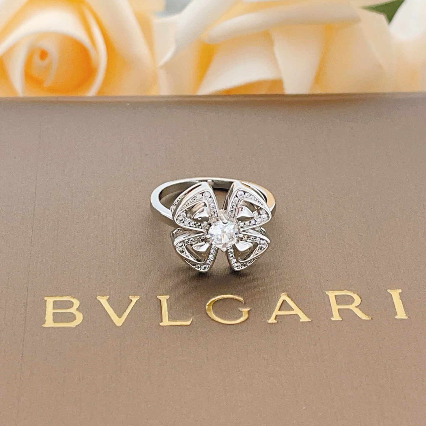 Bvlgari BVLGARI最新款，非常的上镜‼ 设计很特别值得入手 高级手工坊系列