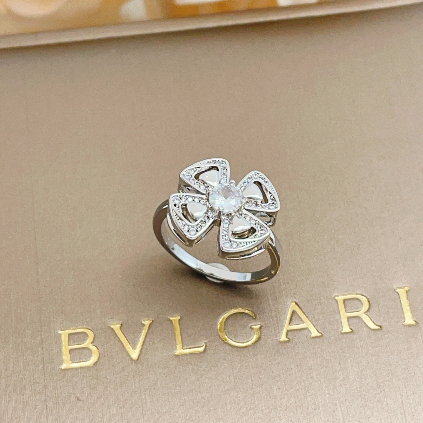 Bvlgari BVLGARI最新款，非常的上镜‼ 设计很特别值得入手 高级手工坊系列