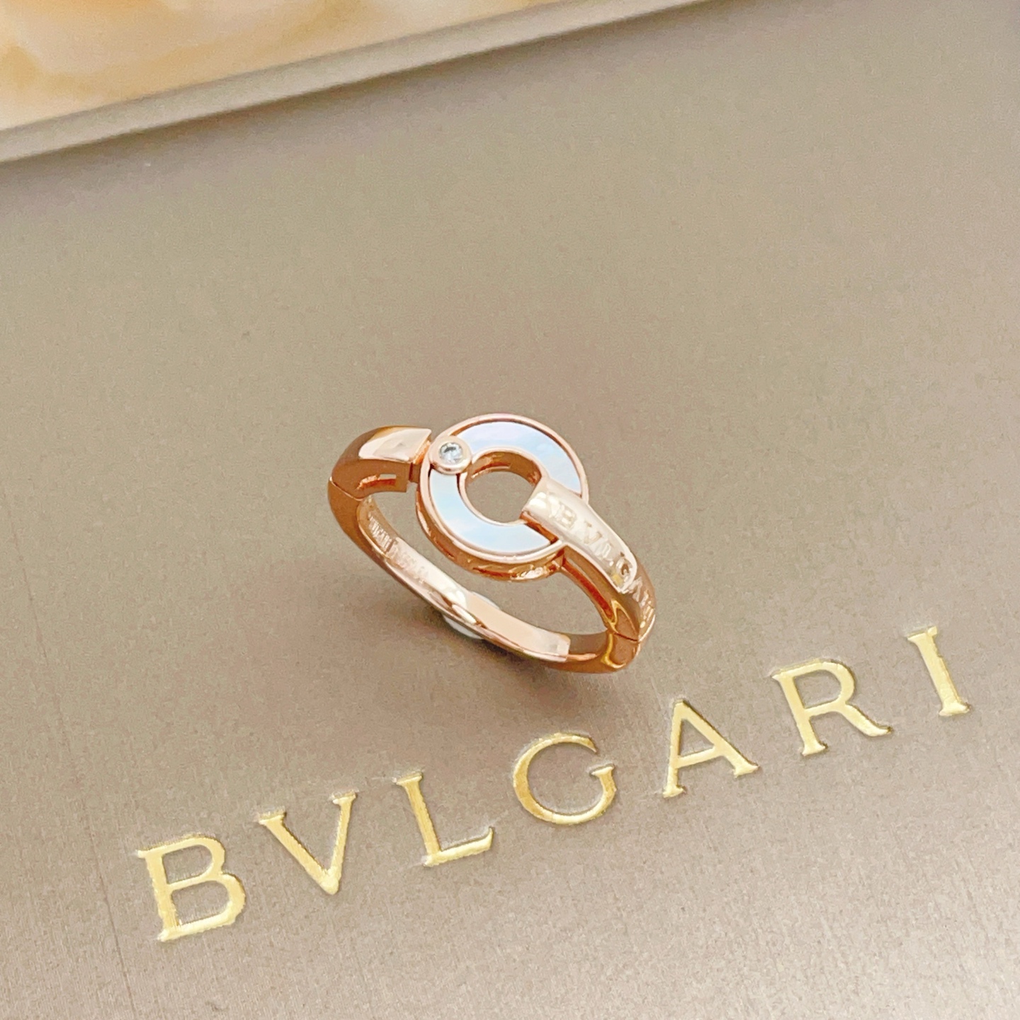 Bvlgari BVLGARI最新款，非常的上镜‼ 设计很特别值得入手 高级手工坊系列