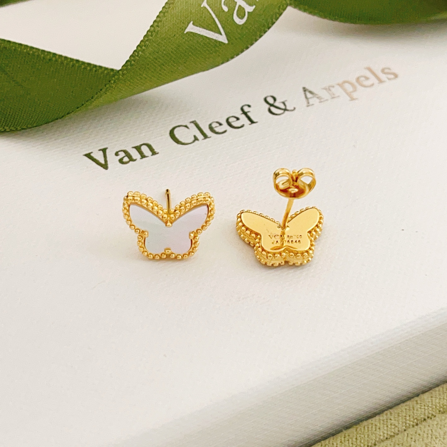 Van Cleef Arpels Pendientes Sweet Alhambra Butterfly Oro amarillo con nácar blanco 9,5 mm de ancho por pendiente