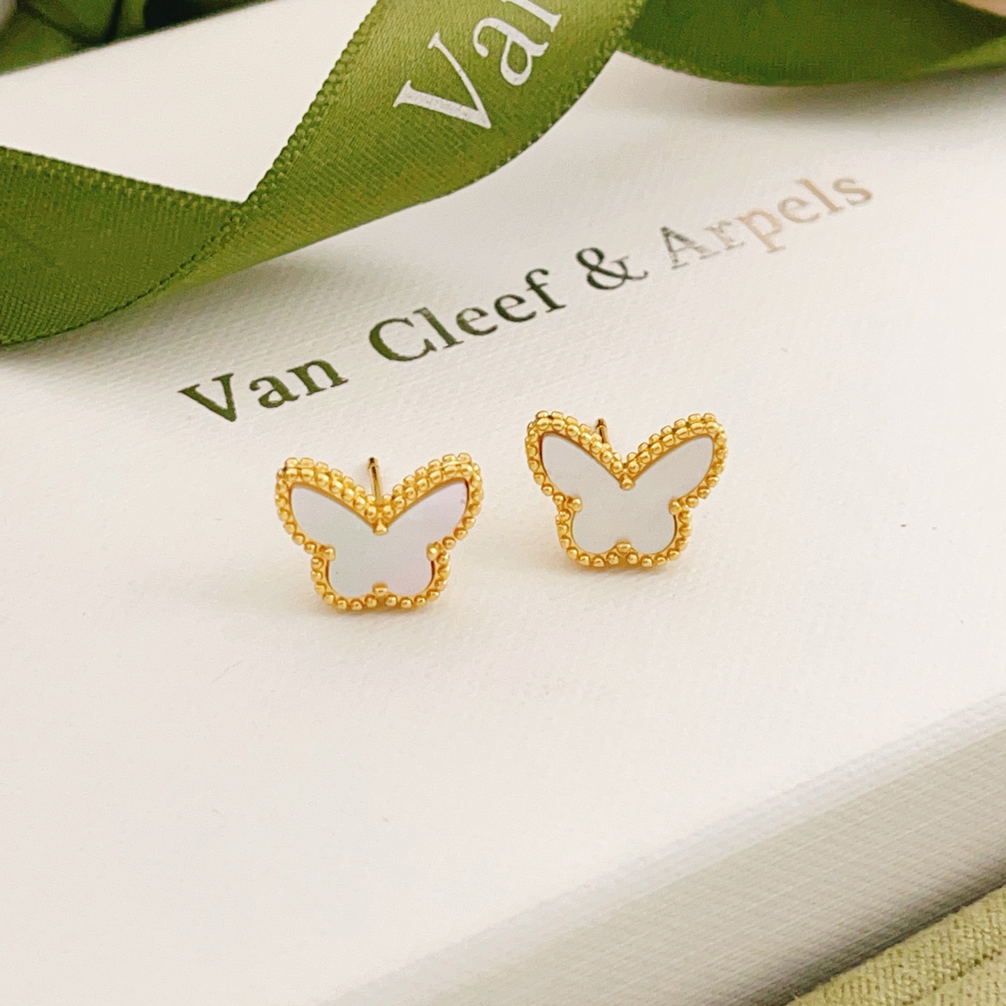 Van Cleef Arpels Pendientes Sweet Alhambra Butterfly Oro amarillo con nácar blanco 9,5 mm de ancho por pendiente