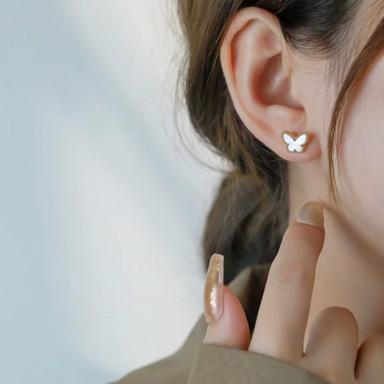 Van Cleef Arpels Pendientes Sweet Alhambra Butterfly Oro amarillo con nácar blanco 9,5 mm de ancho por pendiente