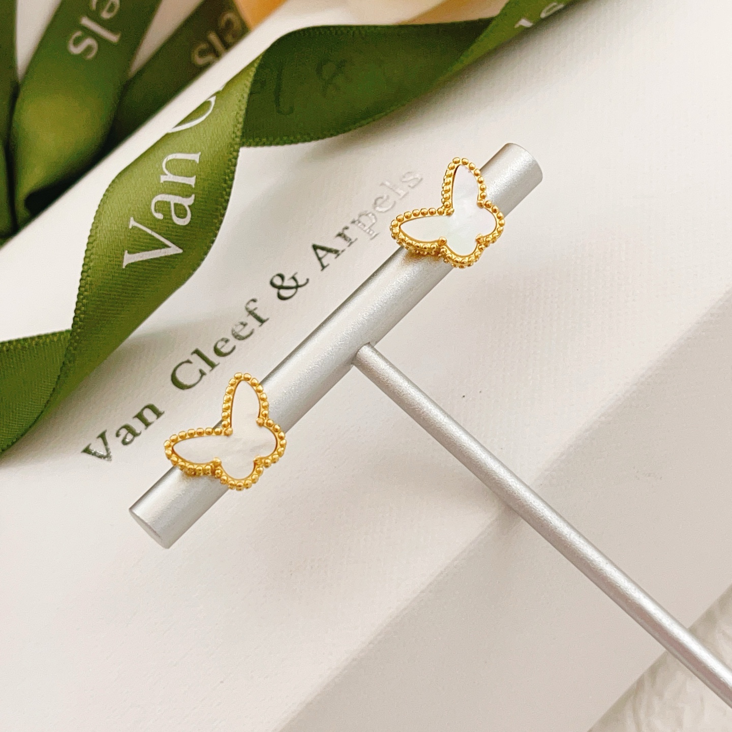 Van Cleef Arpels Pendientes Sweet Alhambra Butterfly Oro amarillo con nácar blanco 9,5 mm de ancho por pendiente