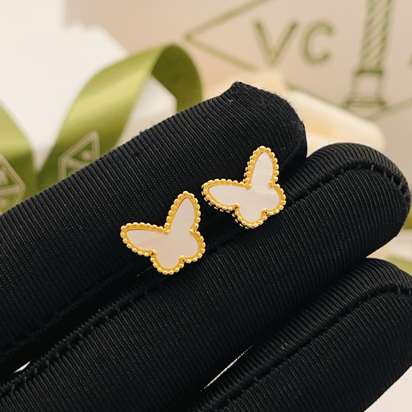 Van Cleef Arpels Pendientes Sweet Alhambra Butterfly Oro amarillo con nácar blanco 9,5 mm de ancho por pendiente