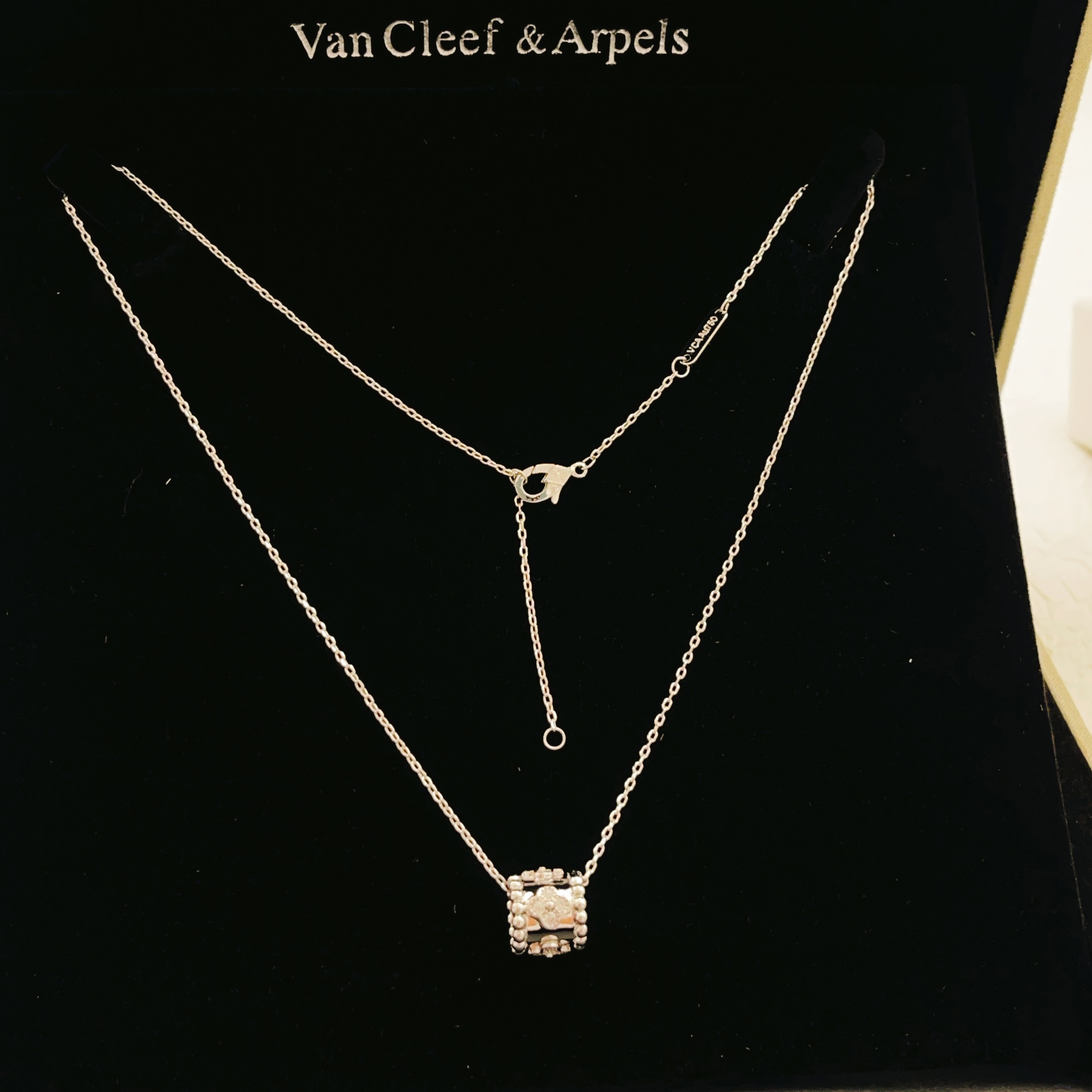 【VanCleef*ArPel* 最新款🆕🆕银色万花筒项链】一致官网黄铜材质，非常的上镜‼️设计很特别值