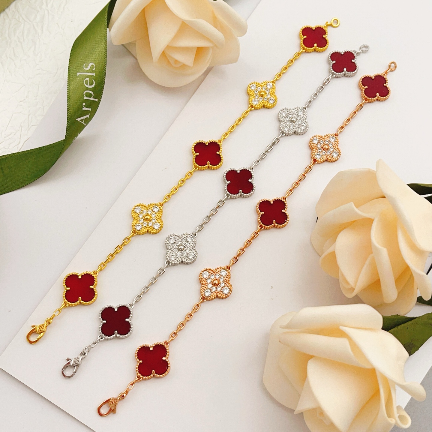 Van Cleef Arpels Bracelet Vintage Alhambra Or jaune avec accents de cornaline rouge et diamants clairs 18 cm