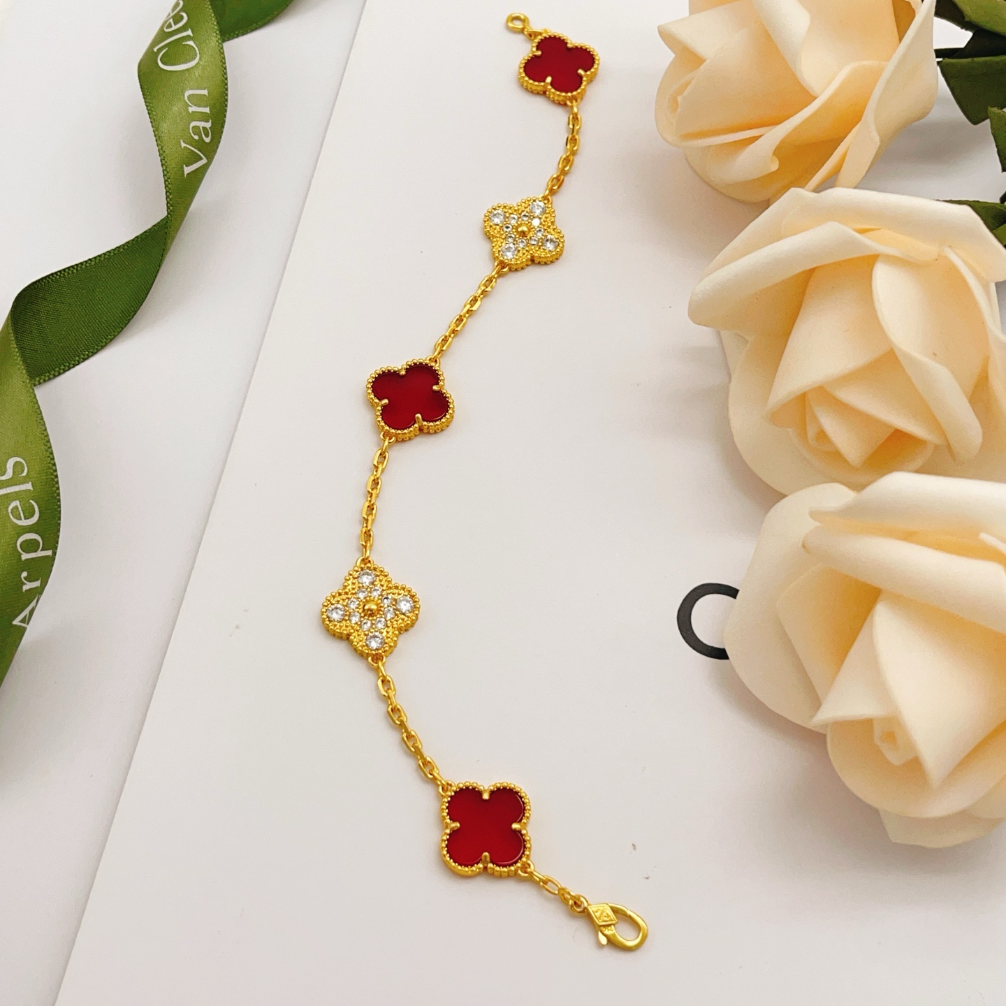 Van Cleef Arpels Bracelet Vintage Alhambra Or jaune avec accents de cornaline rouge et diamants clairs 18 cm