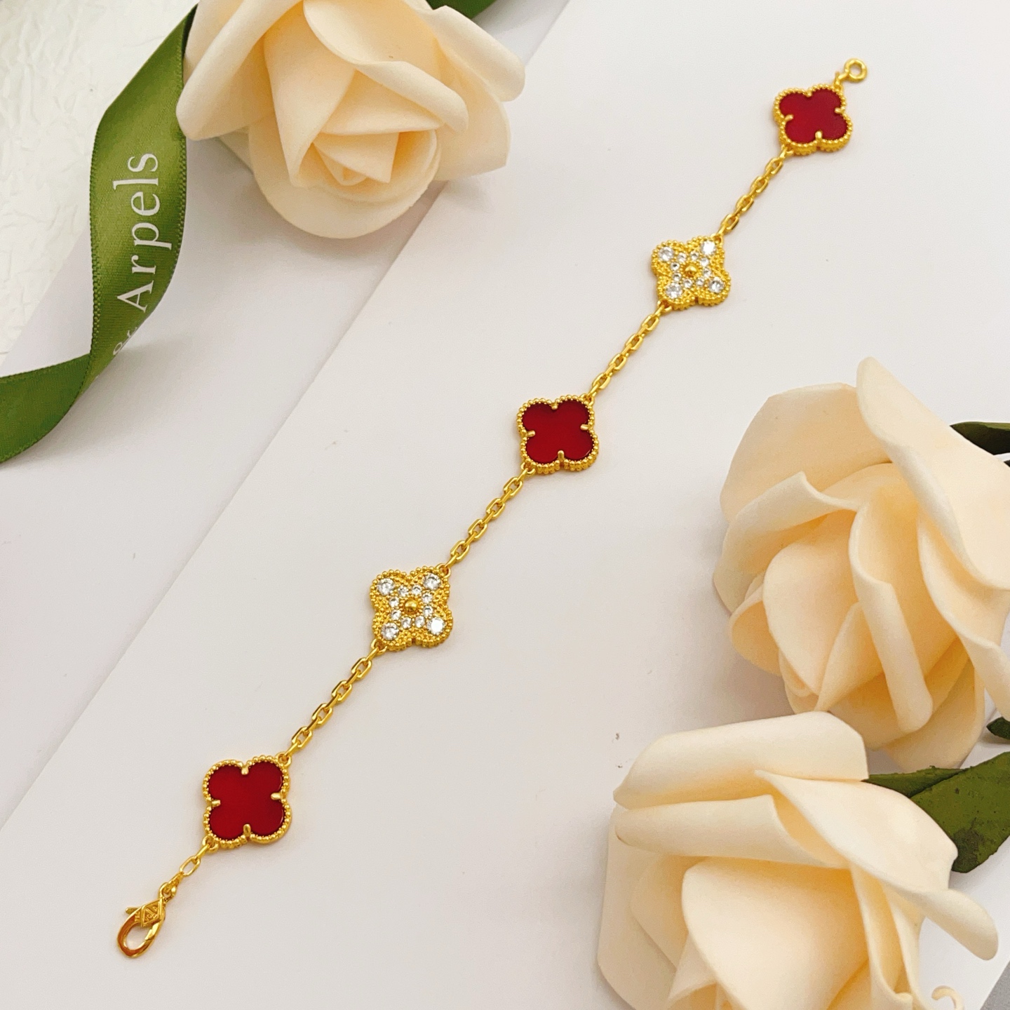 Van Cleef Arpels Bracelet Vintage Alhambra Or jaune avec accents de cornaline rouge et diamants clairs 18 cm
