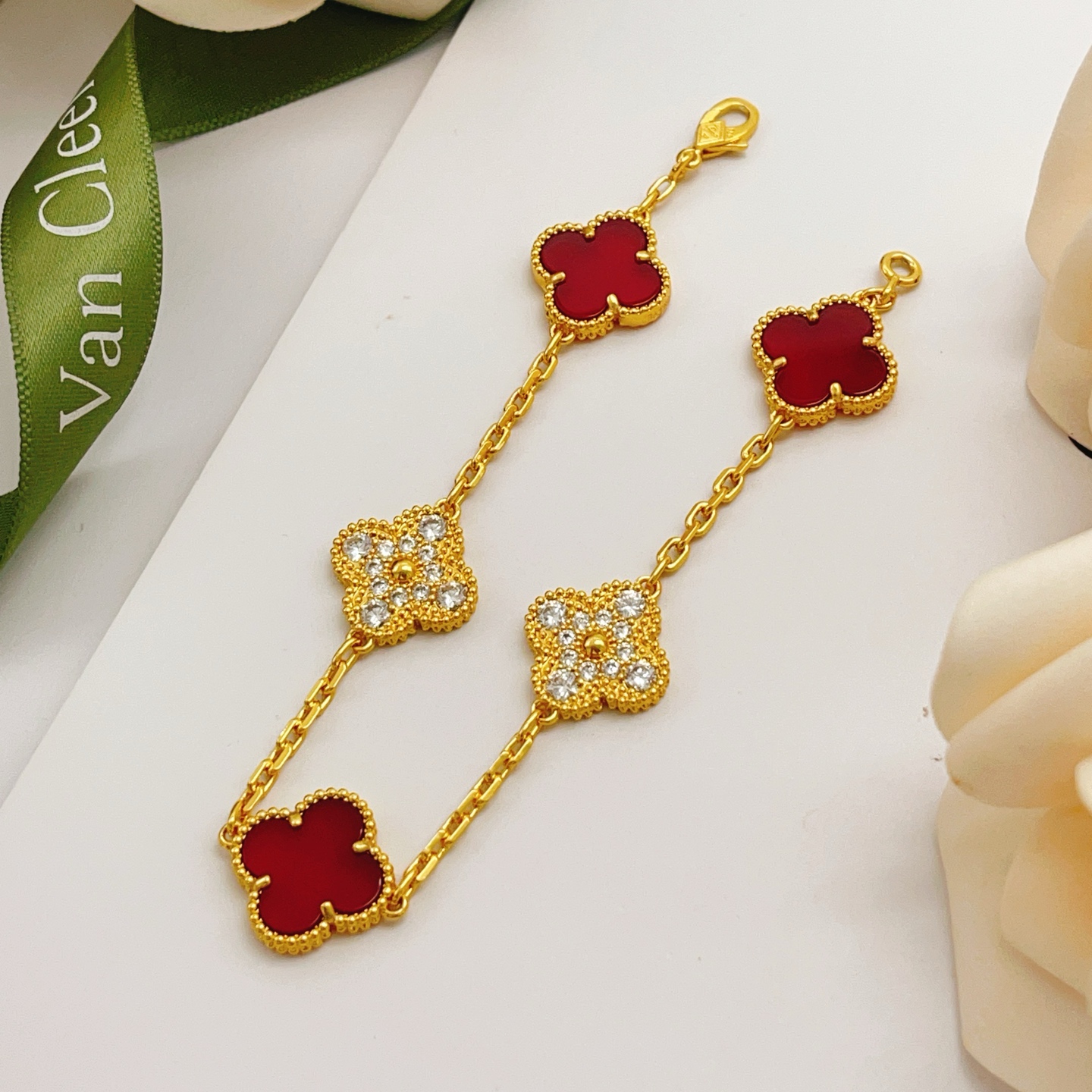 Van Cleef Arpels Bracelet Vintage Alhambra Or jaune avec accents de cornaline rouge et diamants clairs 18 cm