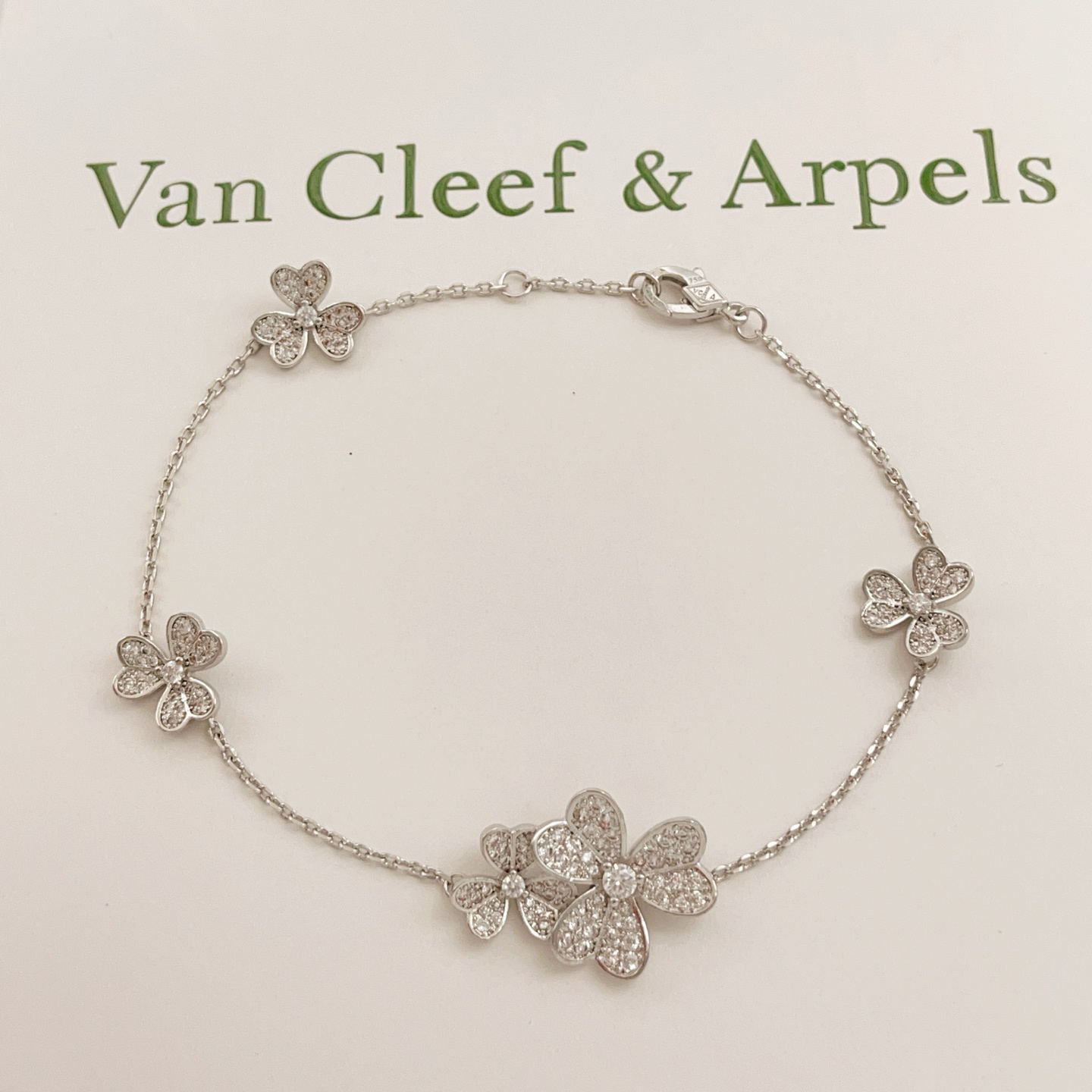 【VanCleef*ArPel*四叶草最新款🆕🆕银色三叶草满钻手链】一致官网黄铜材质，非常的上镜‼️设计