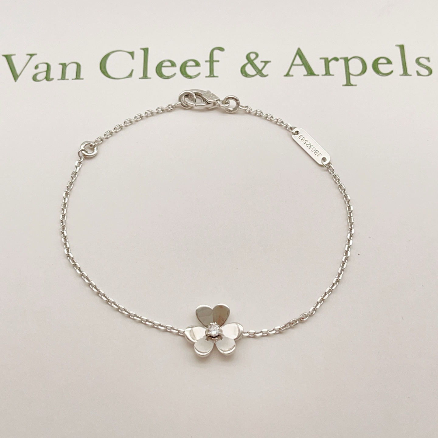 【VanCleef*ArPel*四叶草最新款🆕🆕银色三叶花幸运草手链】一致官网黄铜材质，非常的上镜‼️设