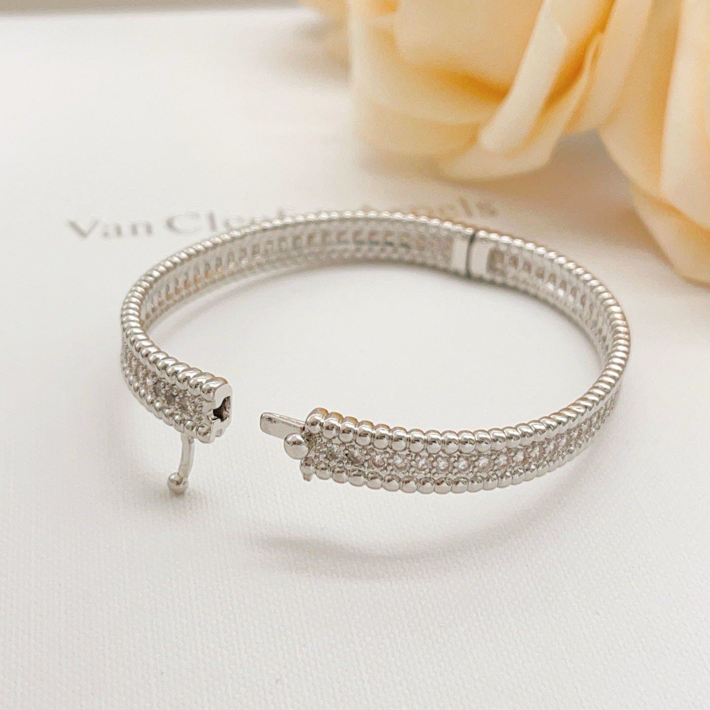 Bracelet Van Cleef Arpels Perlee en métal argenté avec des pierres transparentes ressemblant à des diamants également disponible en variantes de métal doré jaune et doré rose avec pierres transparentes 17 cm