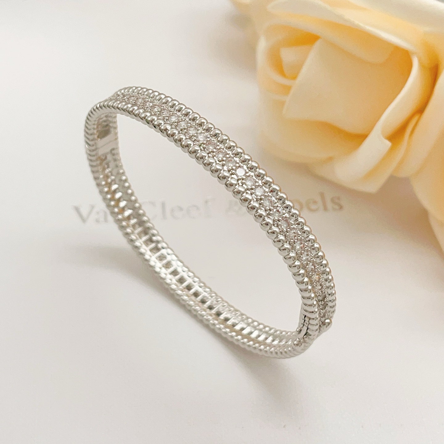Bracelet Van Cleef Arpels Perlee en métal argenté avec des pierres transparentes ressemblant à des diamants également disponible en variantes de métal doré jaune et doré rose avec pierres transparentes 17 cm