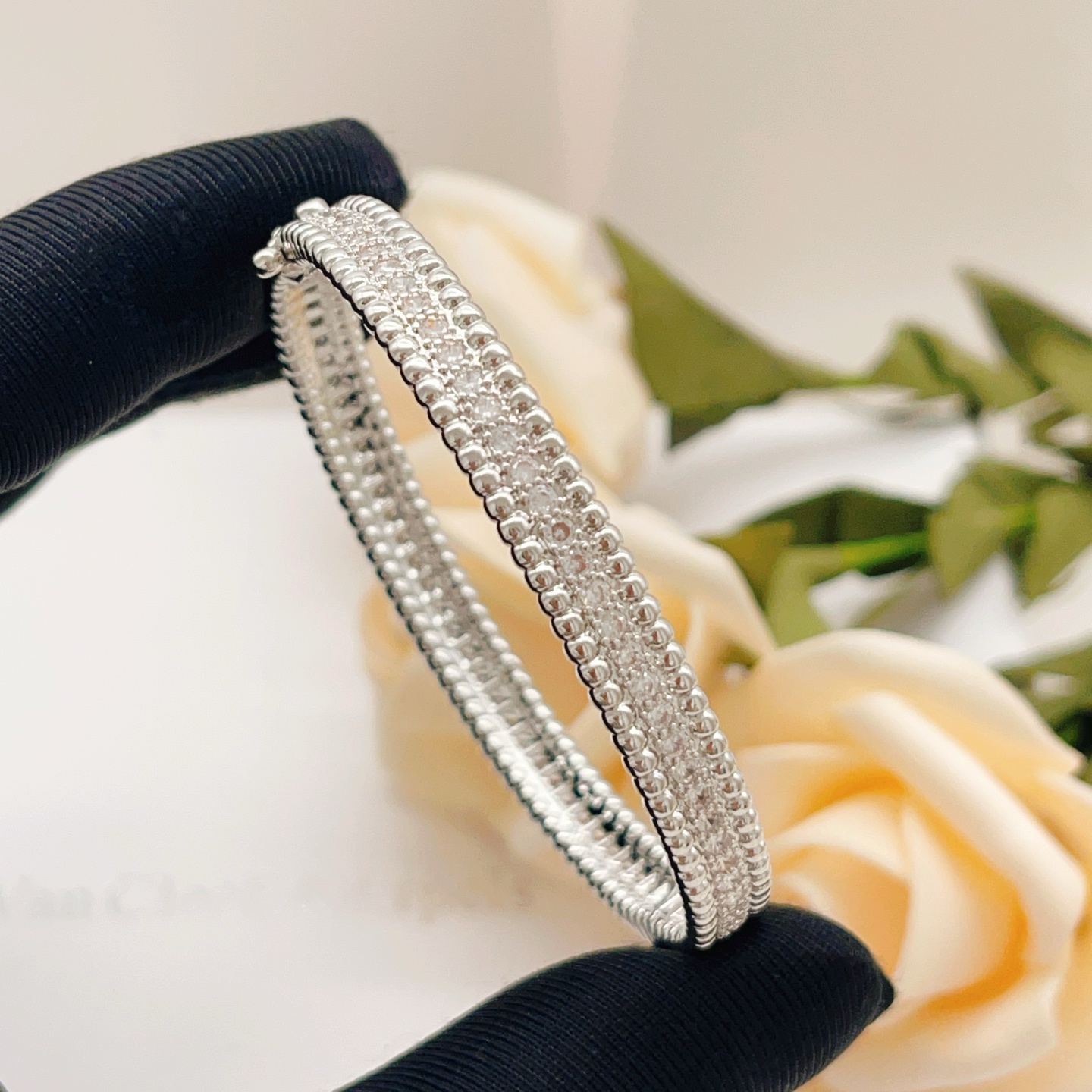 Bracelet Van Cleef Arpels Perlee en métal argenté avec des pierres transparentes ressemblant à des diamants également disponible en variantes de métal doré jaune et doré rose avec pierres transparentes 17 cm
