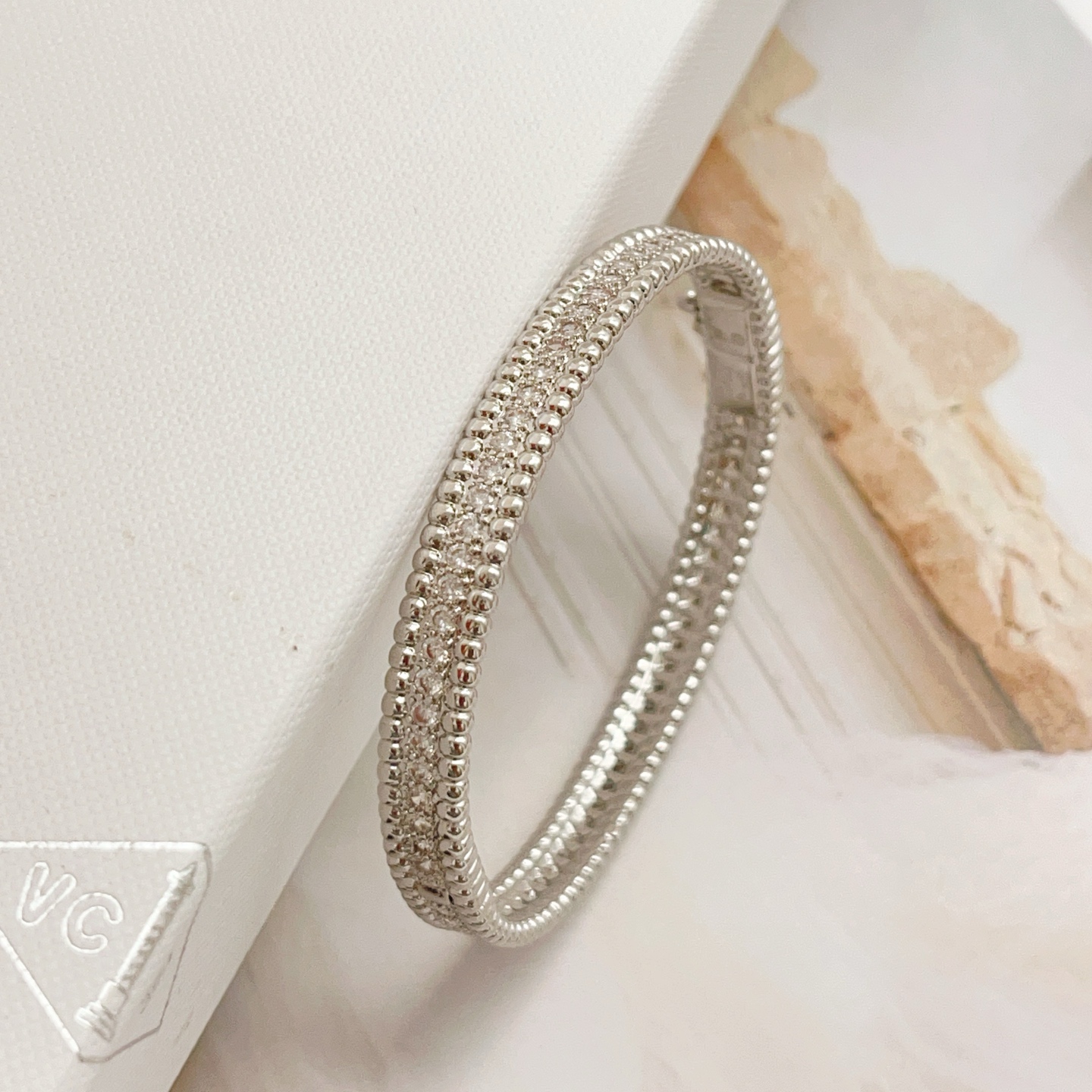 Bracelet Van Cleef Arpels Perlee en métal argenté avec des pierres transparentes ressemblant à des diamants également disponible en variantes de métal doré jaune et doré rose avec pierres transparentes 17 cm