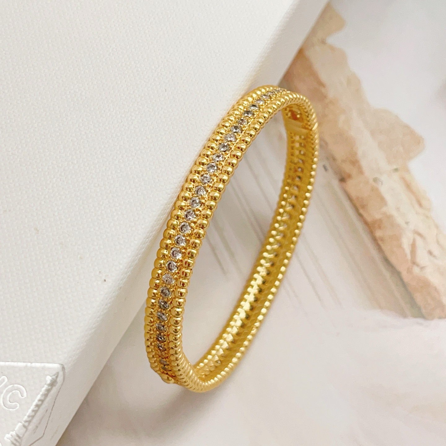 Bracciale Van Cleef Arpels Perlee Metallo in oro giallo con accenti di diamanti chiari Circonferenza interna 17 cm