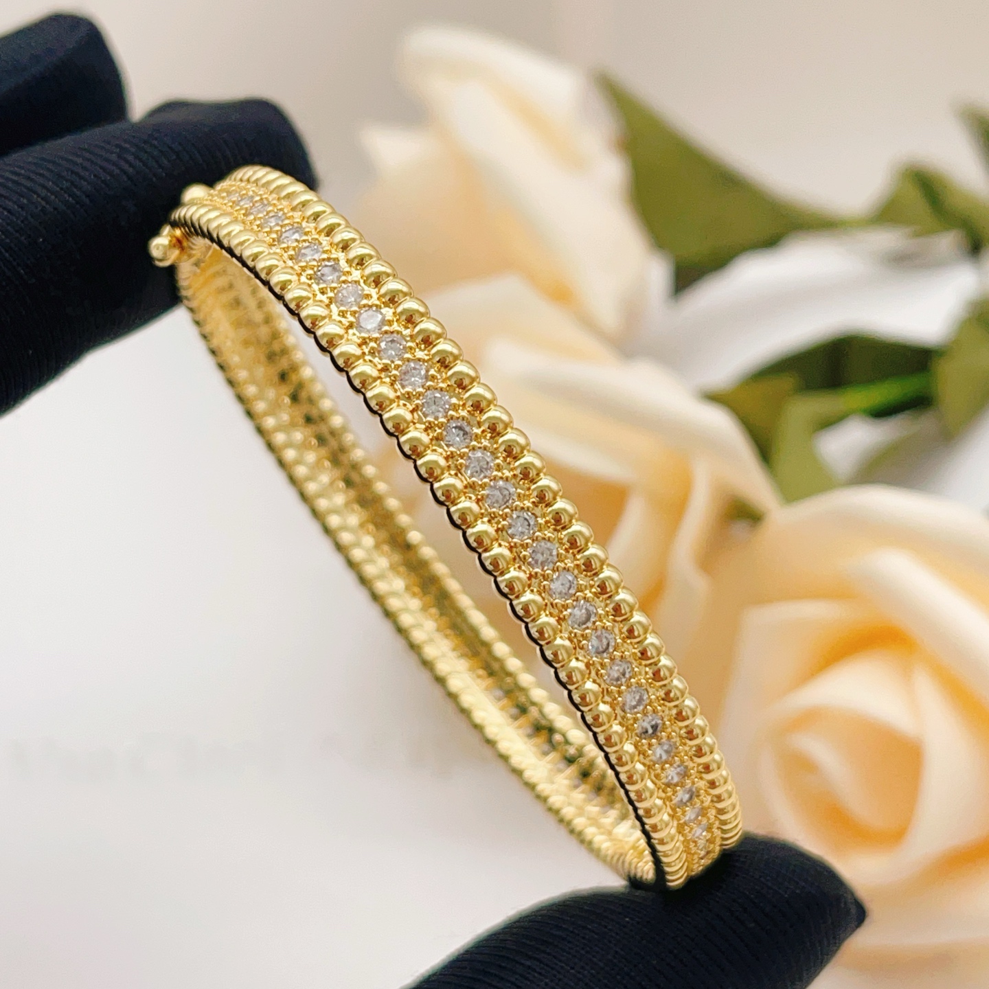 Bracciale Van Cleef Arpels Perlee Metallo in oro giallo con accenti di diamanti chiari Circonferenza interna 17 cm
