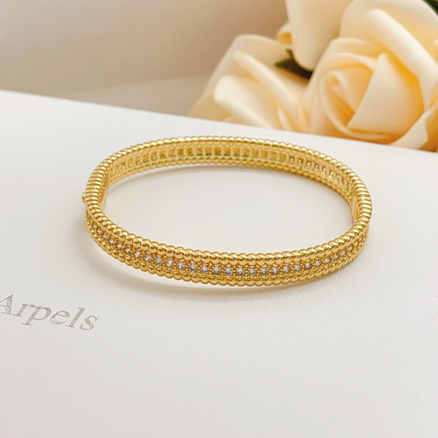 Bracciale Van Cleef Arpels Perlee Metallo in oro giallo con accenti di diamanti chiari Circonferenza interna 17 cm