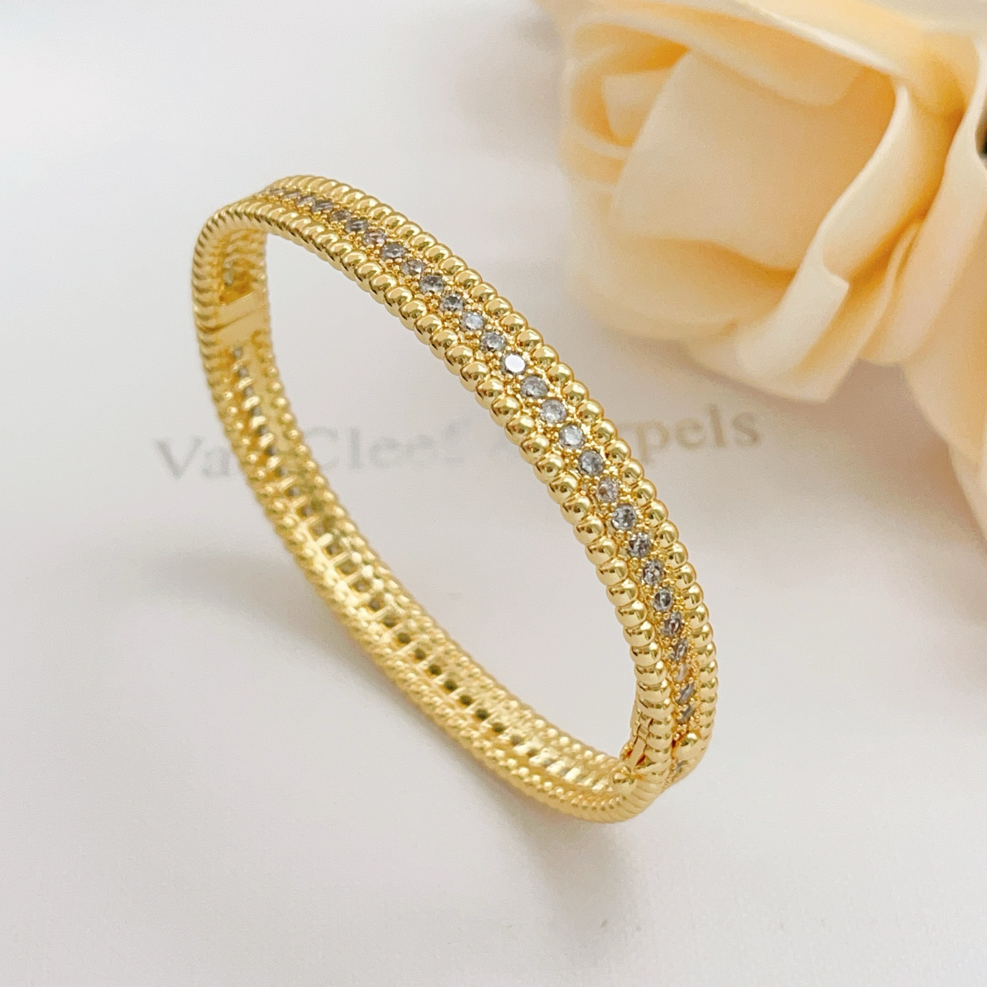 Bracciale Van Cleef Arpels Perlee Metallo in oro giallo con accenti di diamanti chiari Circonferenza interna 17 cm