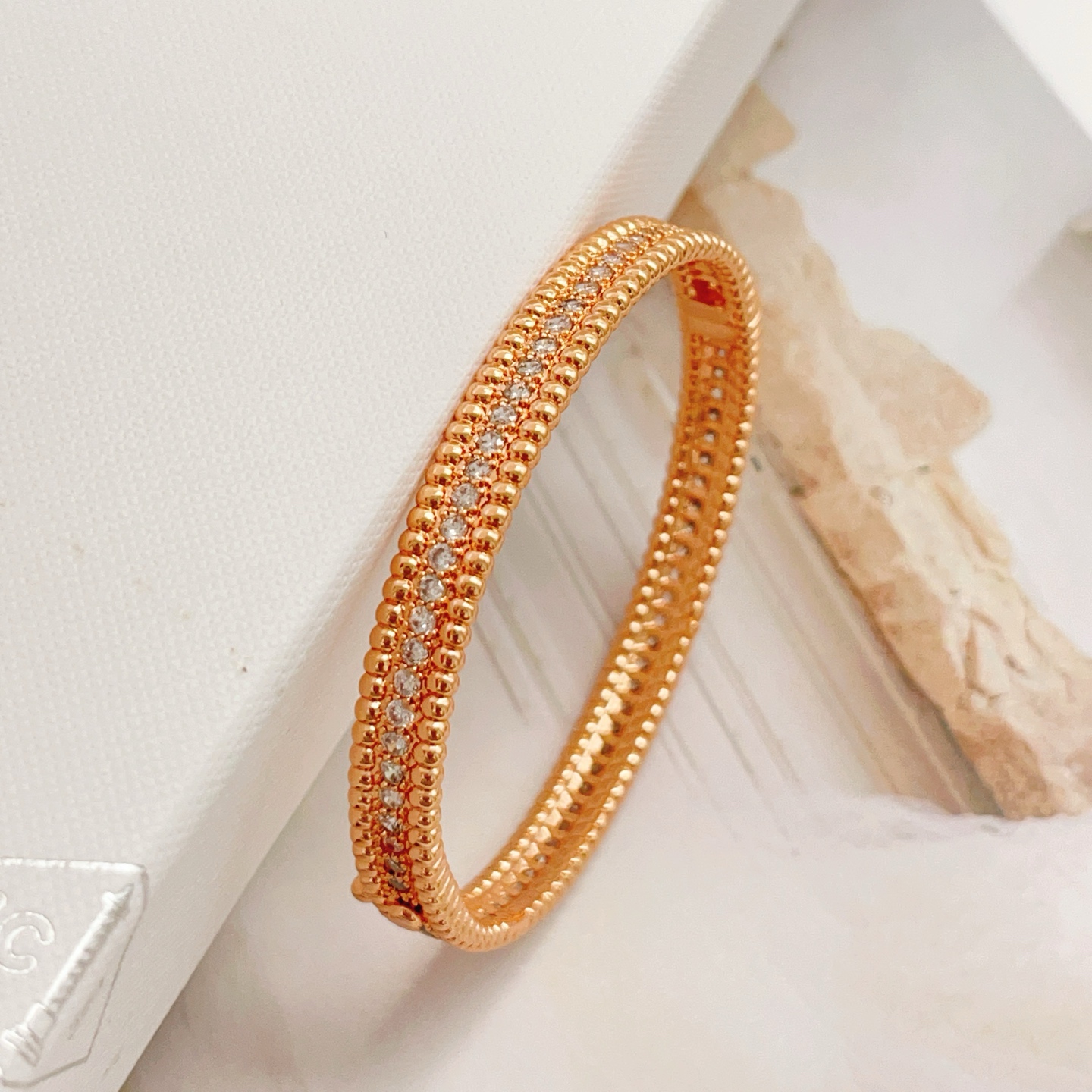 【VanCleef*ArPel* 最新款🆕🆕玫瑰金满天星手镯】一致官网黄铜材质，非常的上镜‼️设计很特别