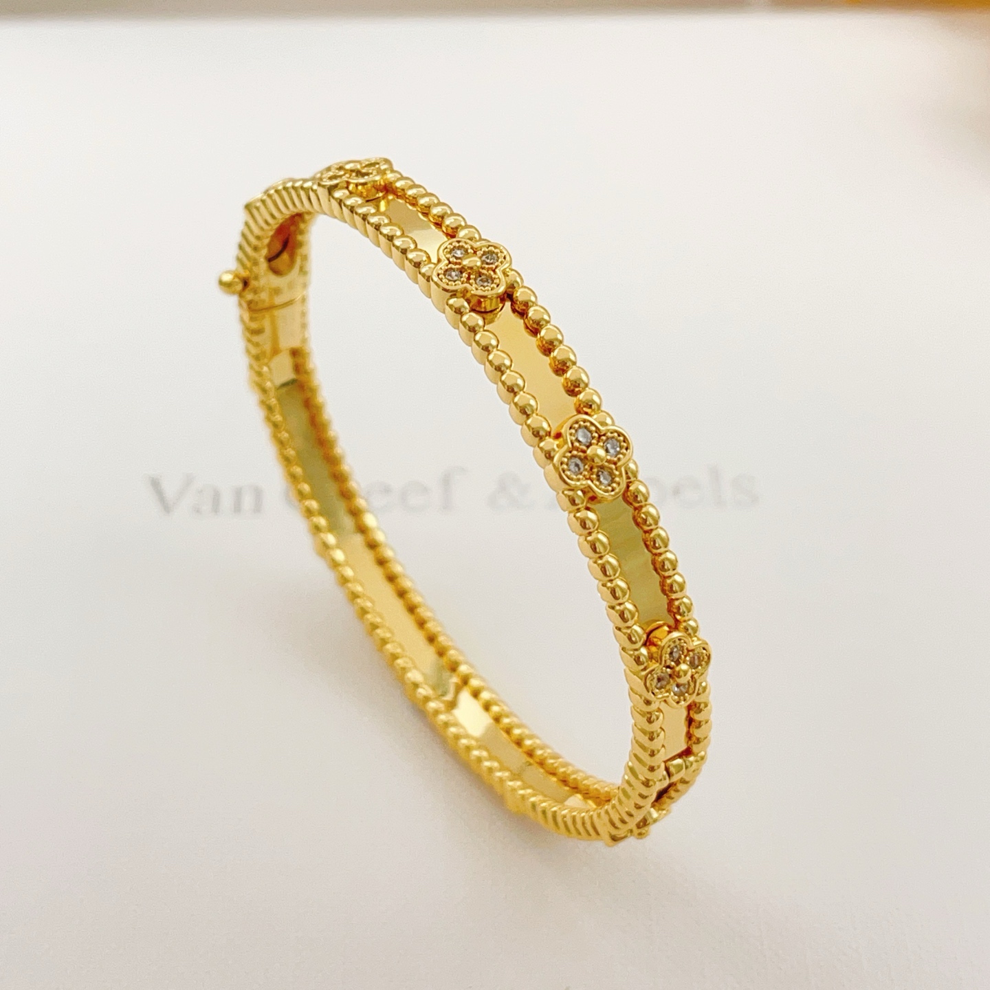 【VanCleef*ArPel* 最新款🆕🆕金色万花筒手镯】一致官网黄铜材质，非常的上镜‼️设计很特别值